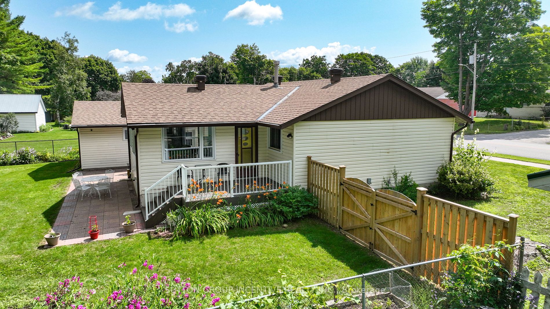 396 Mississaga St W
