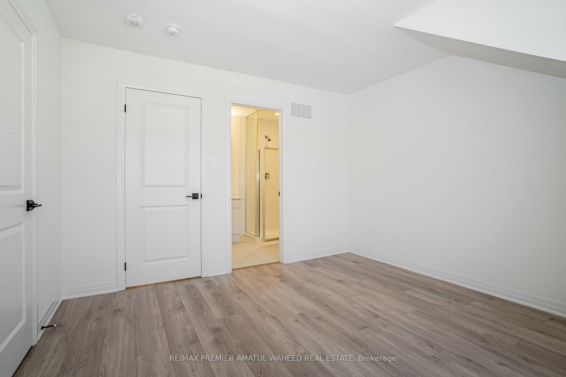 32 Copperhill Hts S