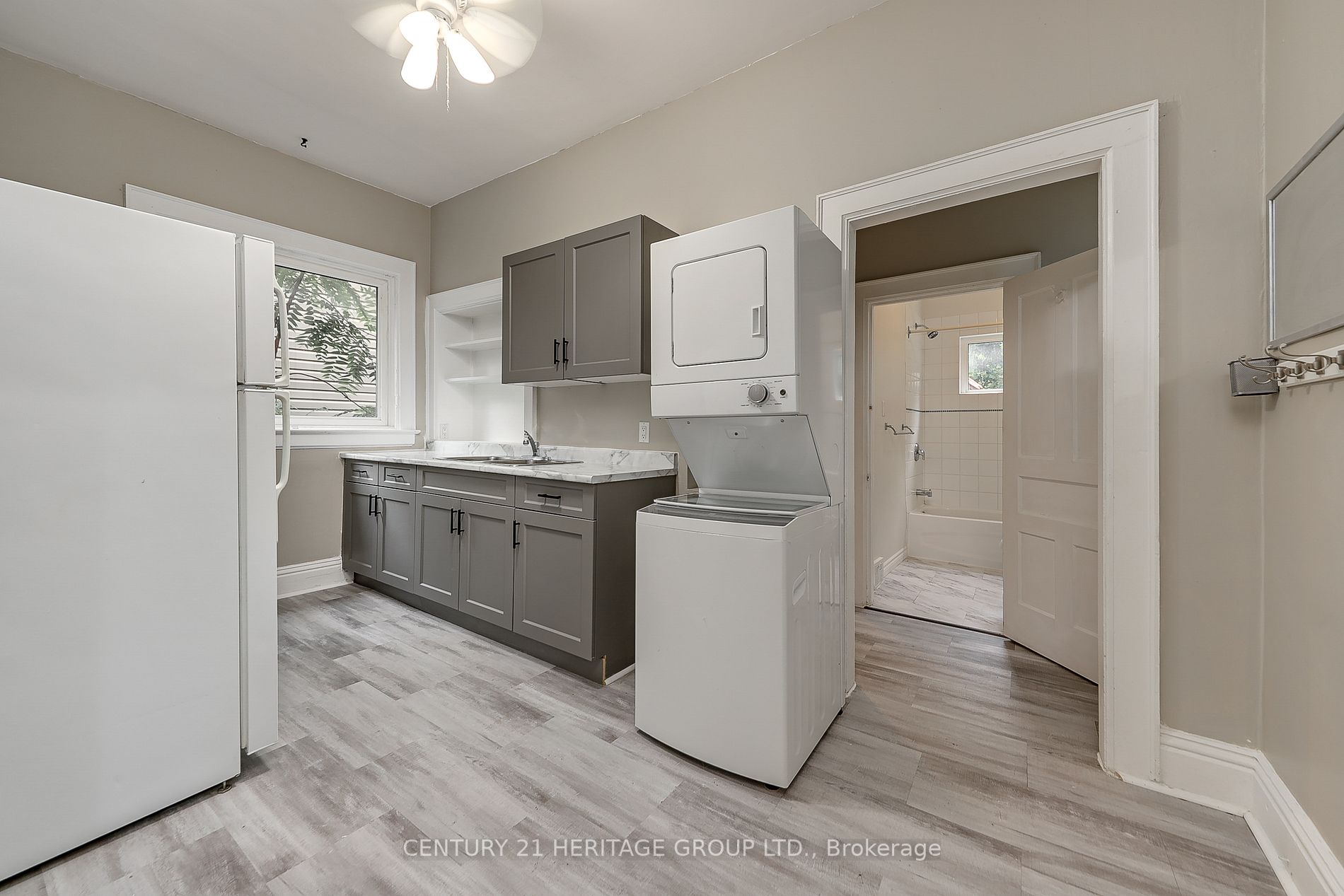 264 Mississaga St W