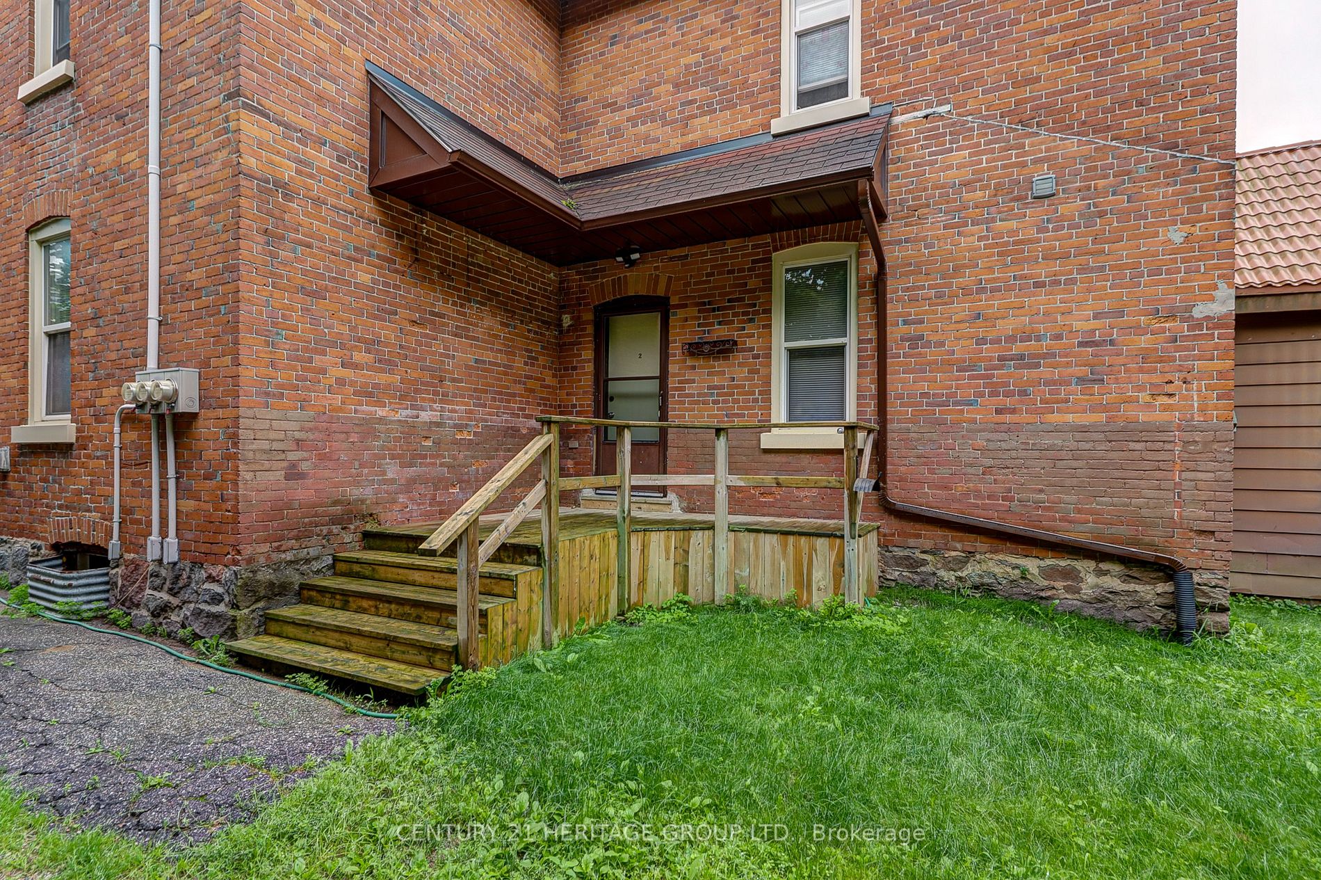 264 Mississaga St W