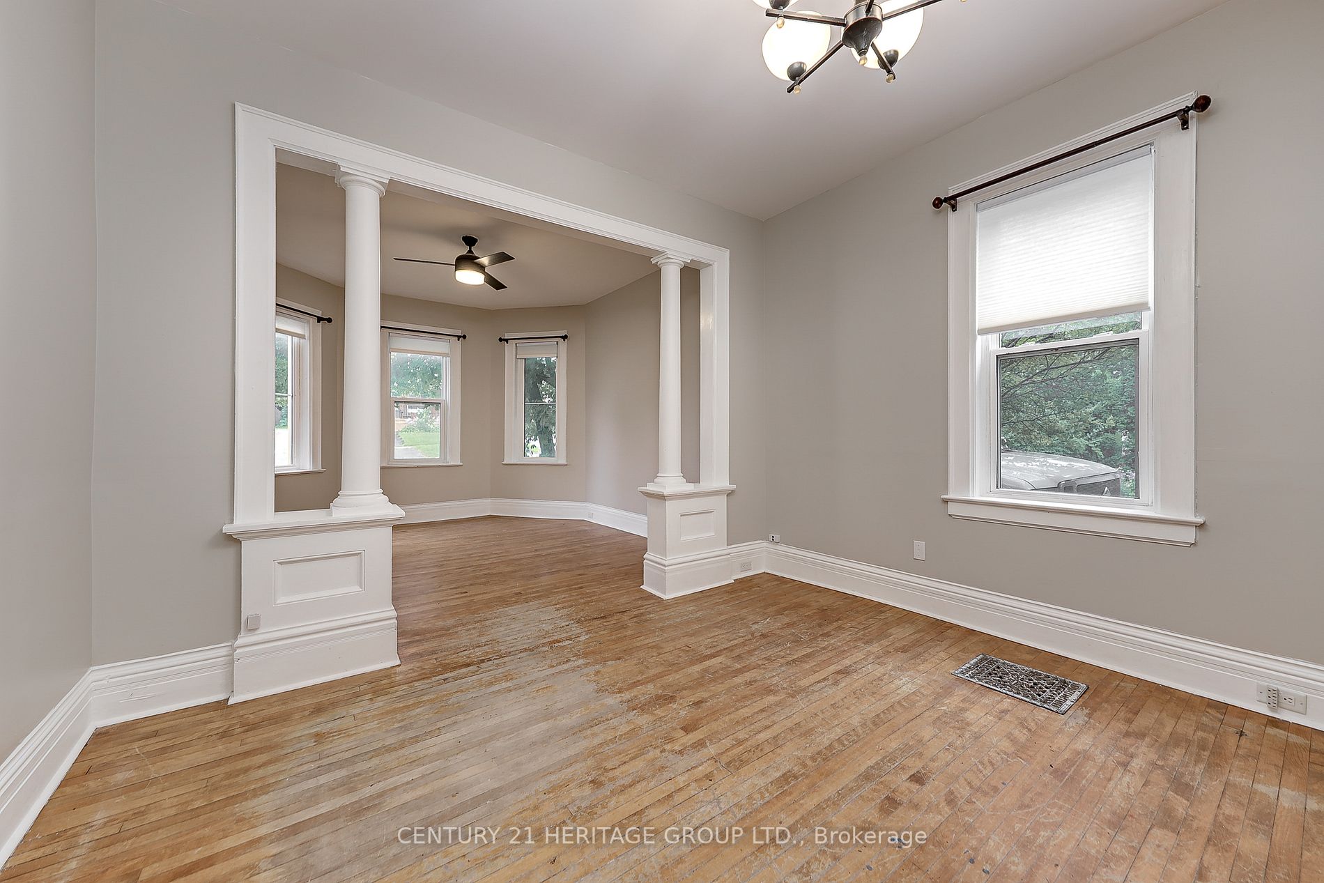 264 Mississaga St W