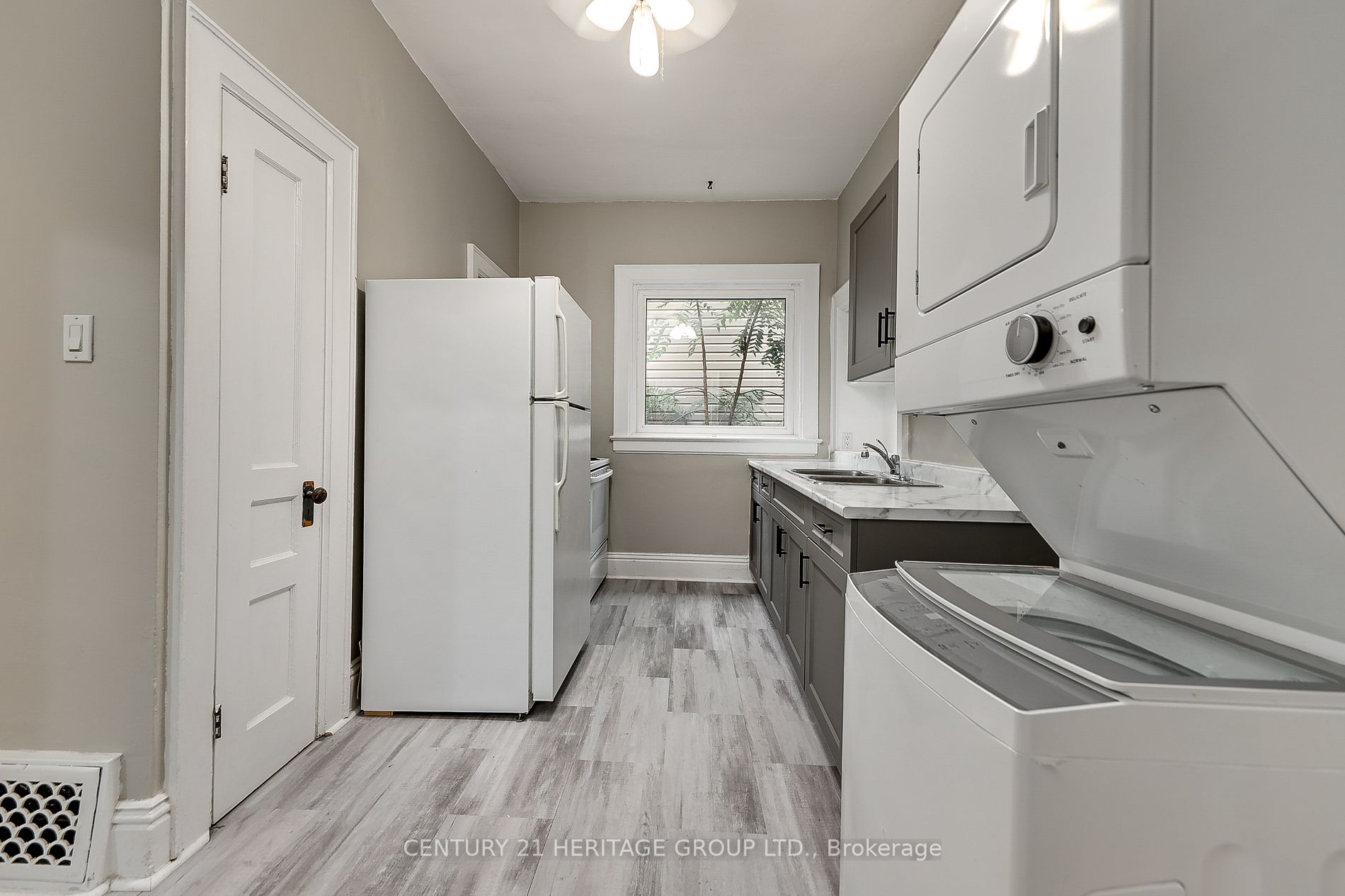 264 Mississaga St W