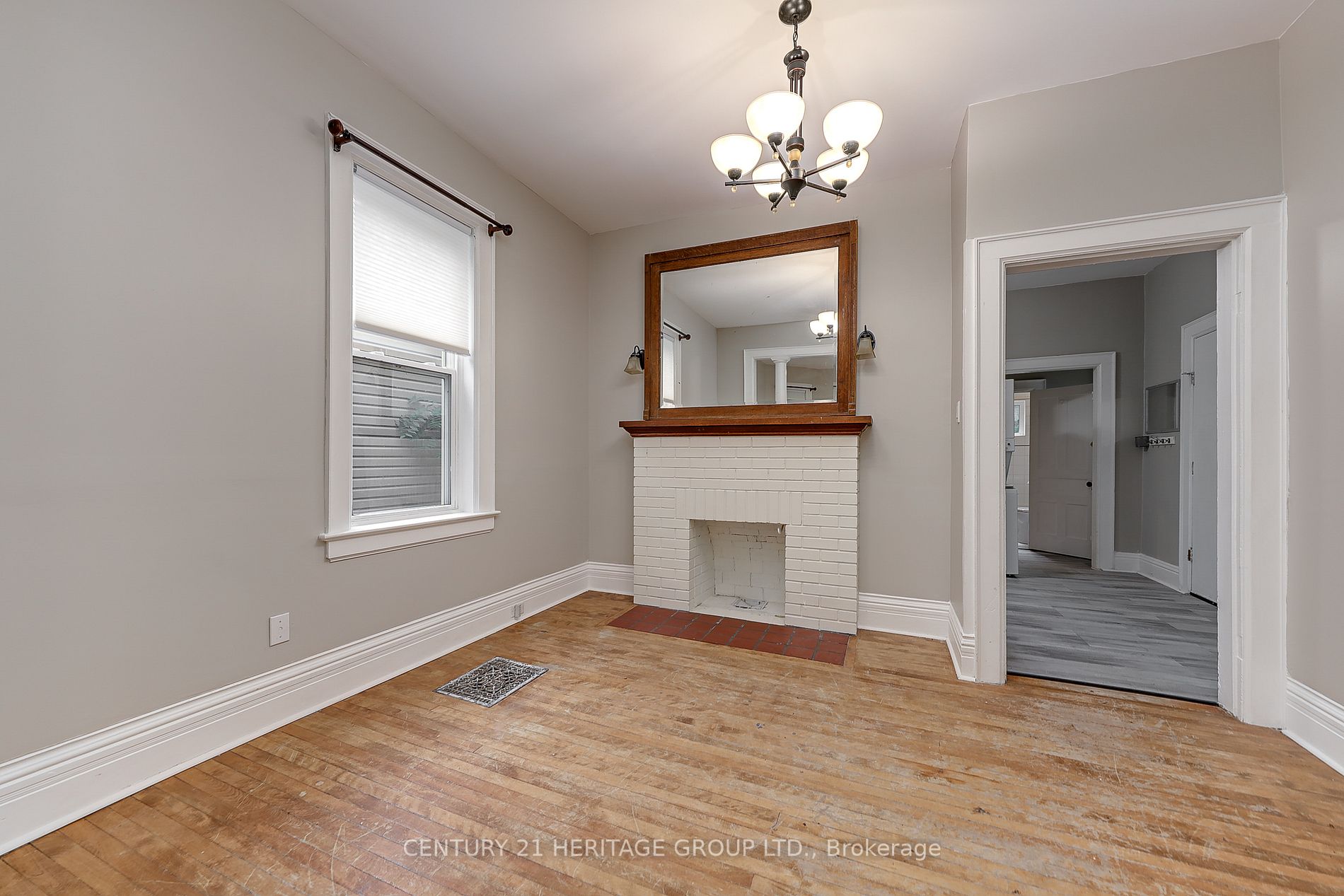 264 Mississaga St W