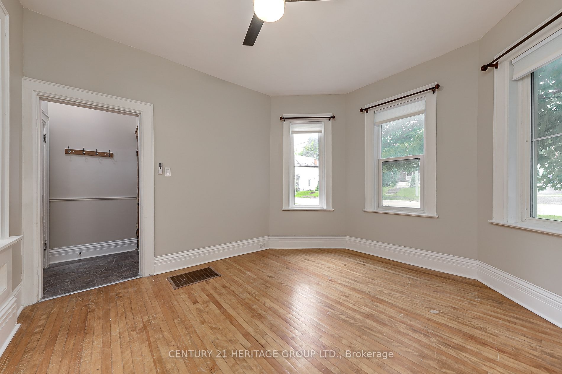 264 Mississaga St W