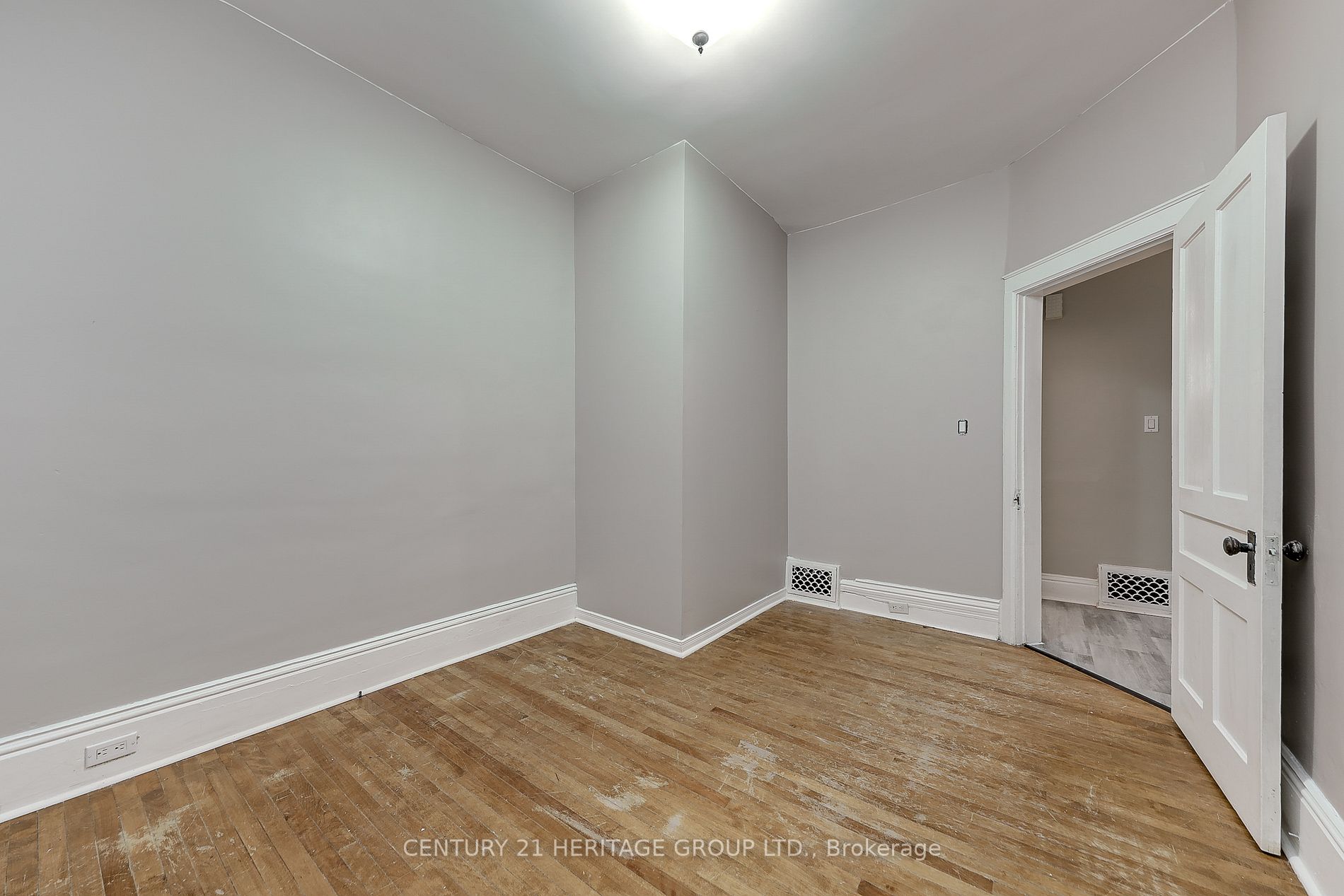 264 Mississaga St W