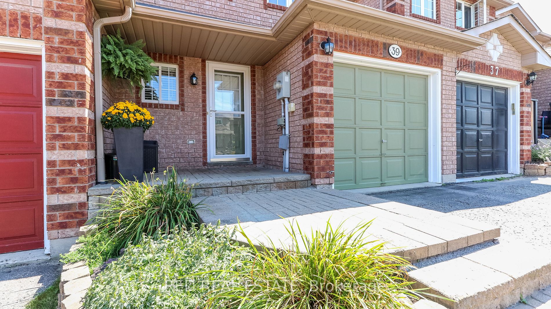 39 Lion's Gate Blvd