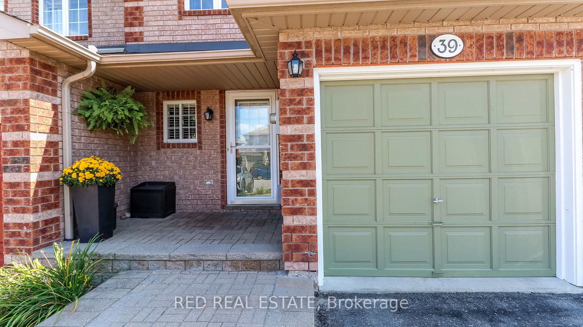 39 Lion's Gate Blvd