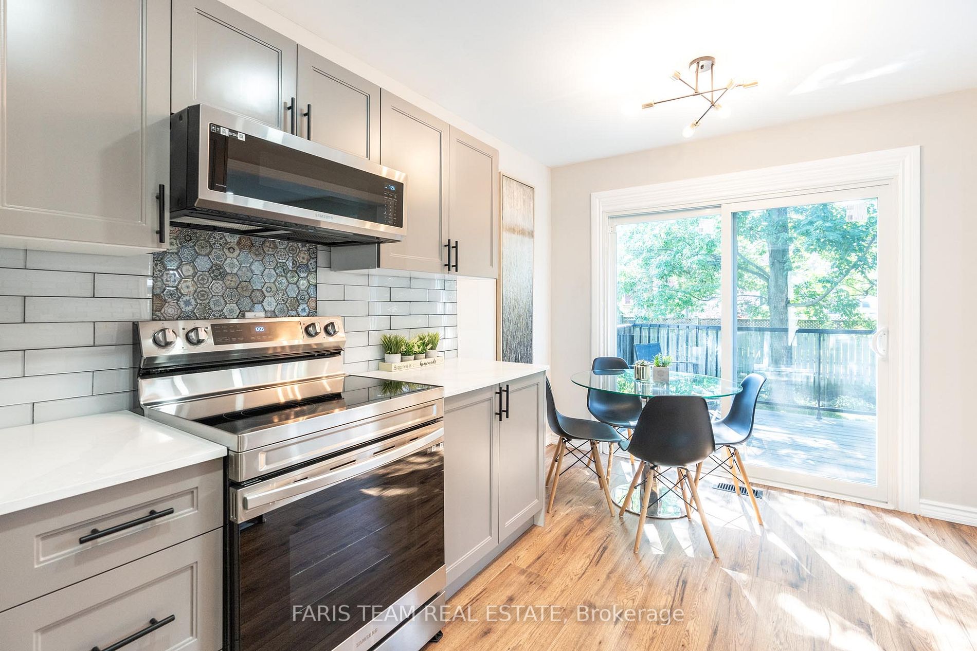 15 Meadowlark Rd