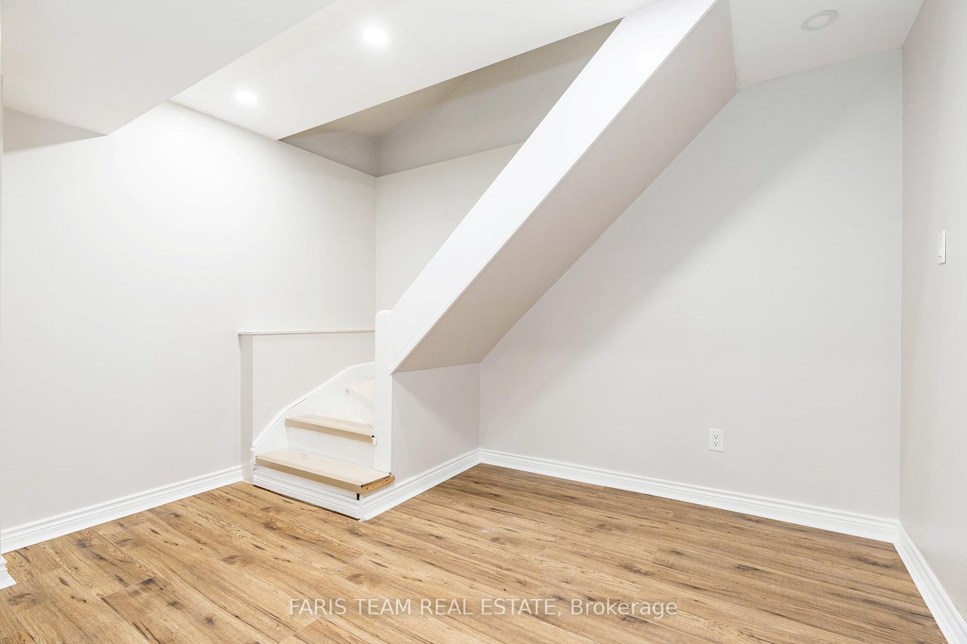 15 Meadowlark Rd