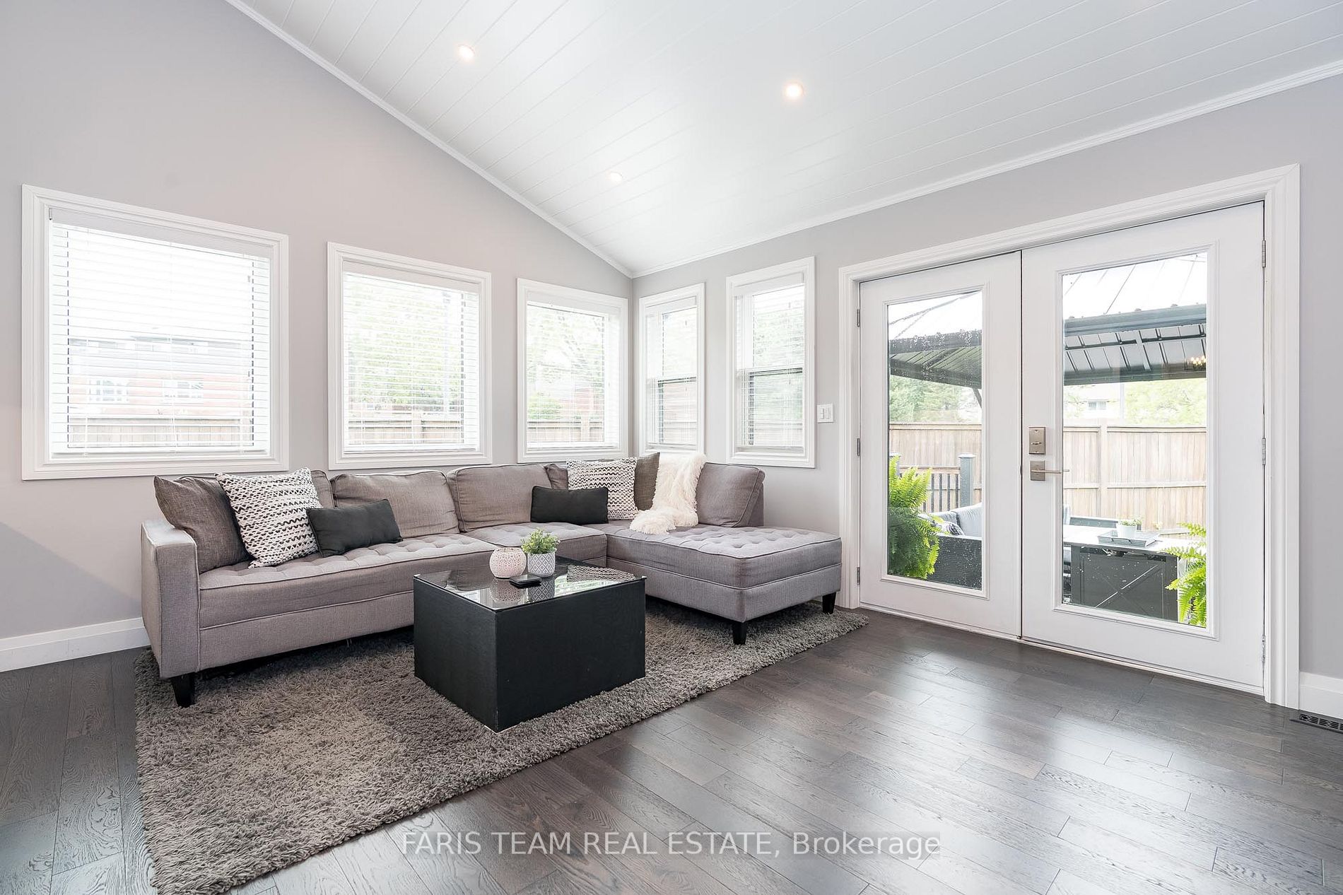562 Simcoe St