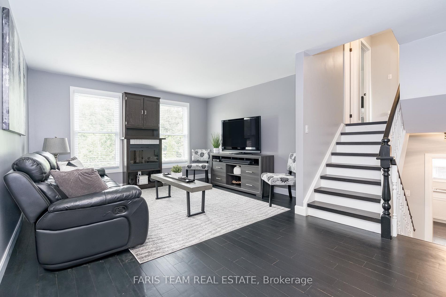 562 Simcoe St