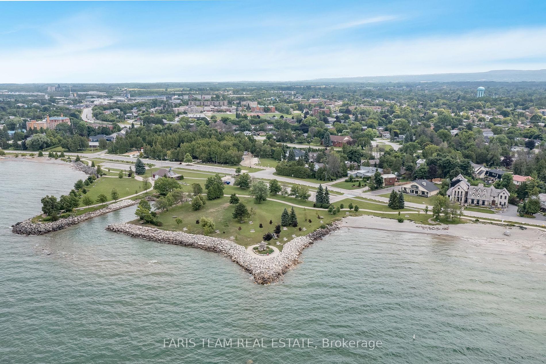 562 Simcoe St
