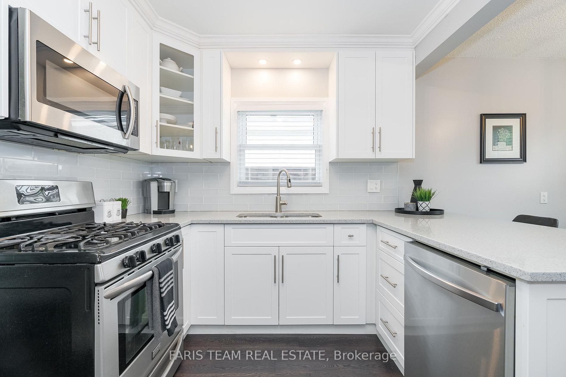 562 Simcoe St