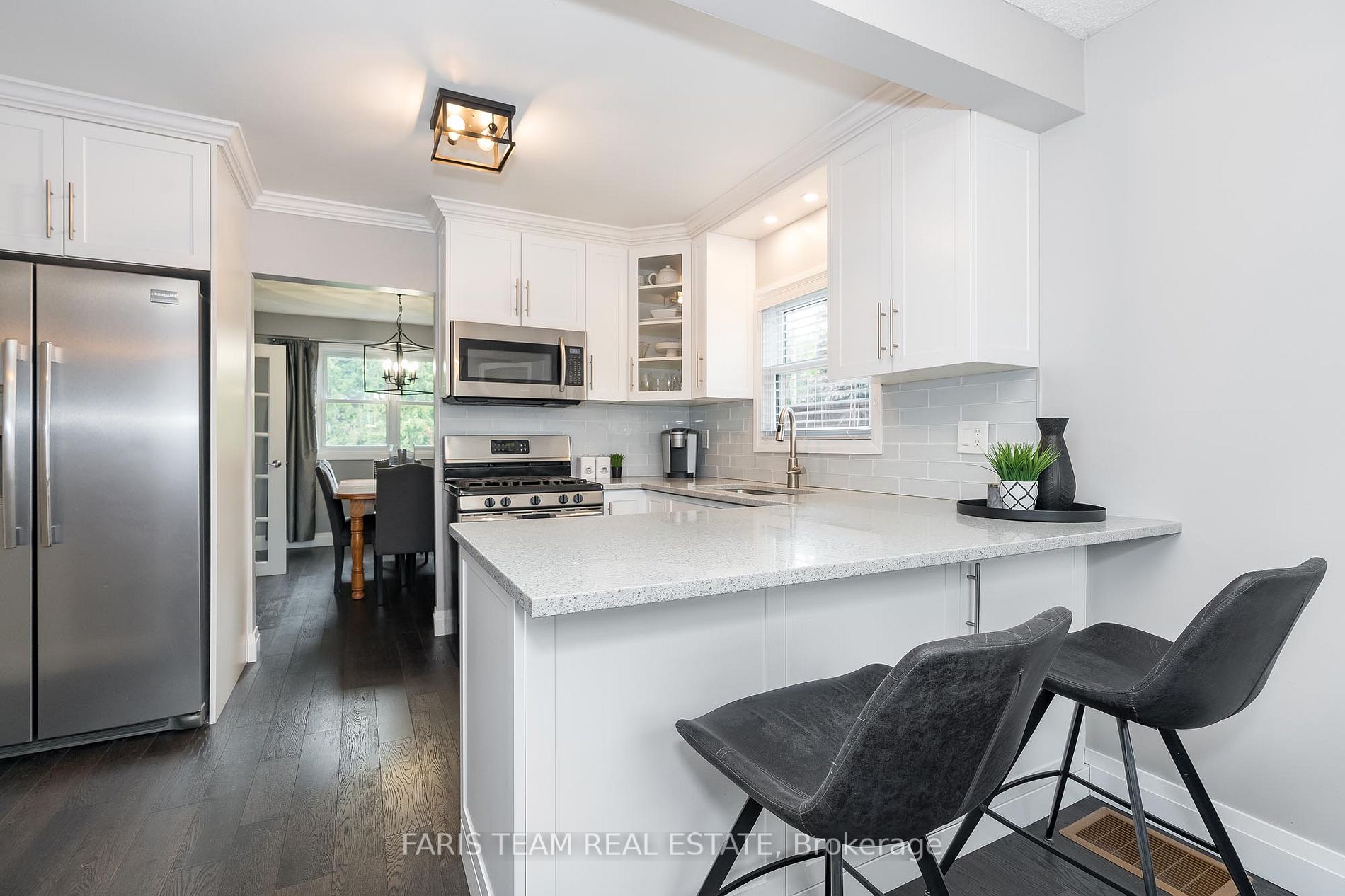 562 Simcoe St