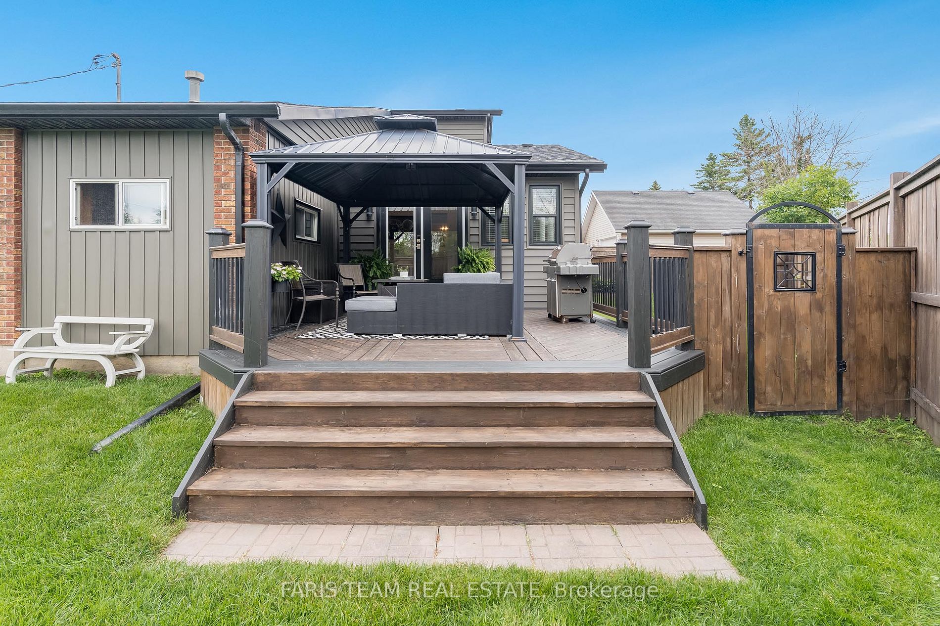 562 Simcoe St