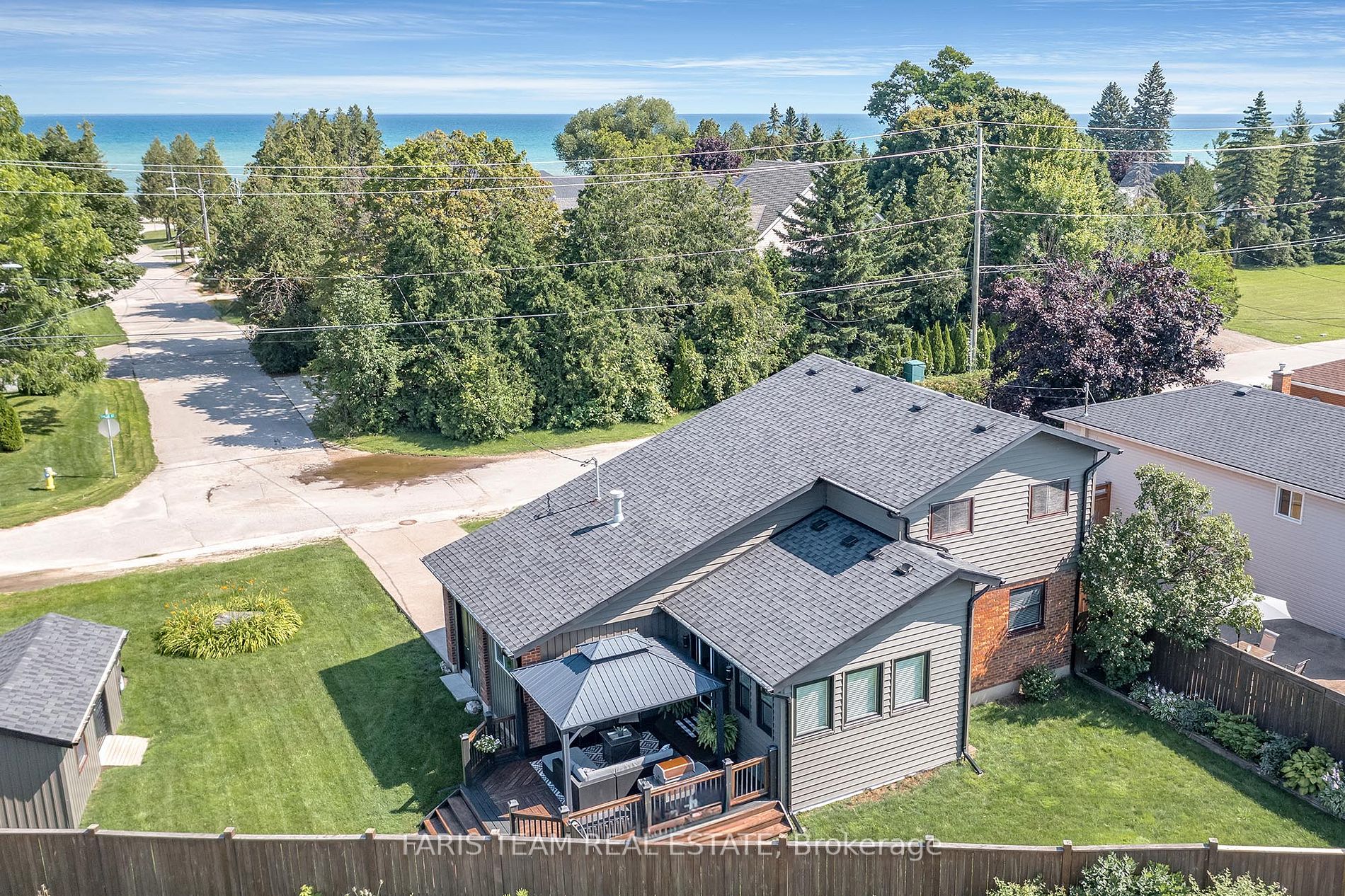 562 Simcoe St