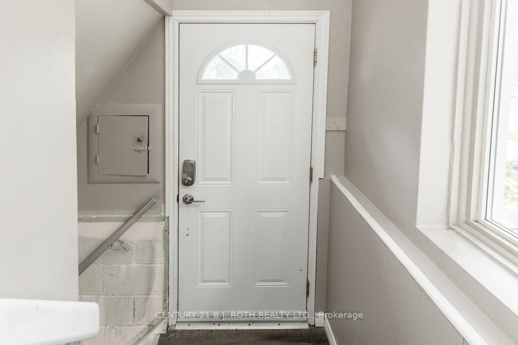 243 Wellington St E