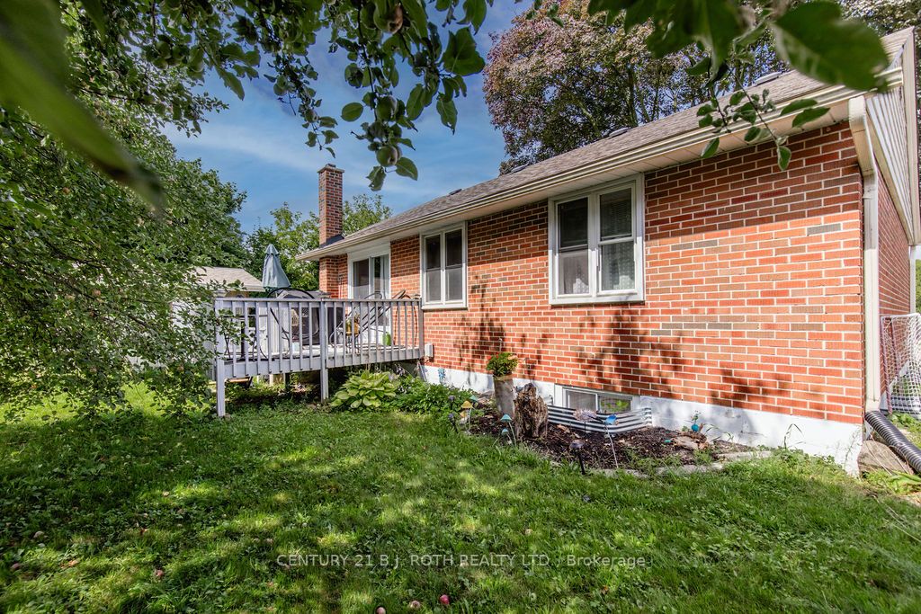 243 Wellington St E