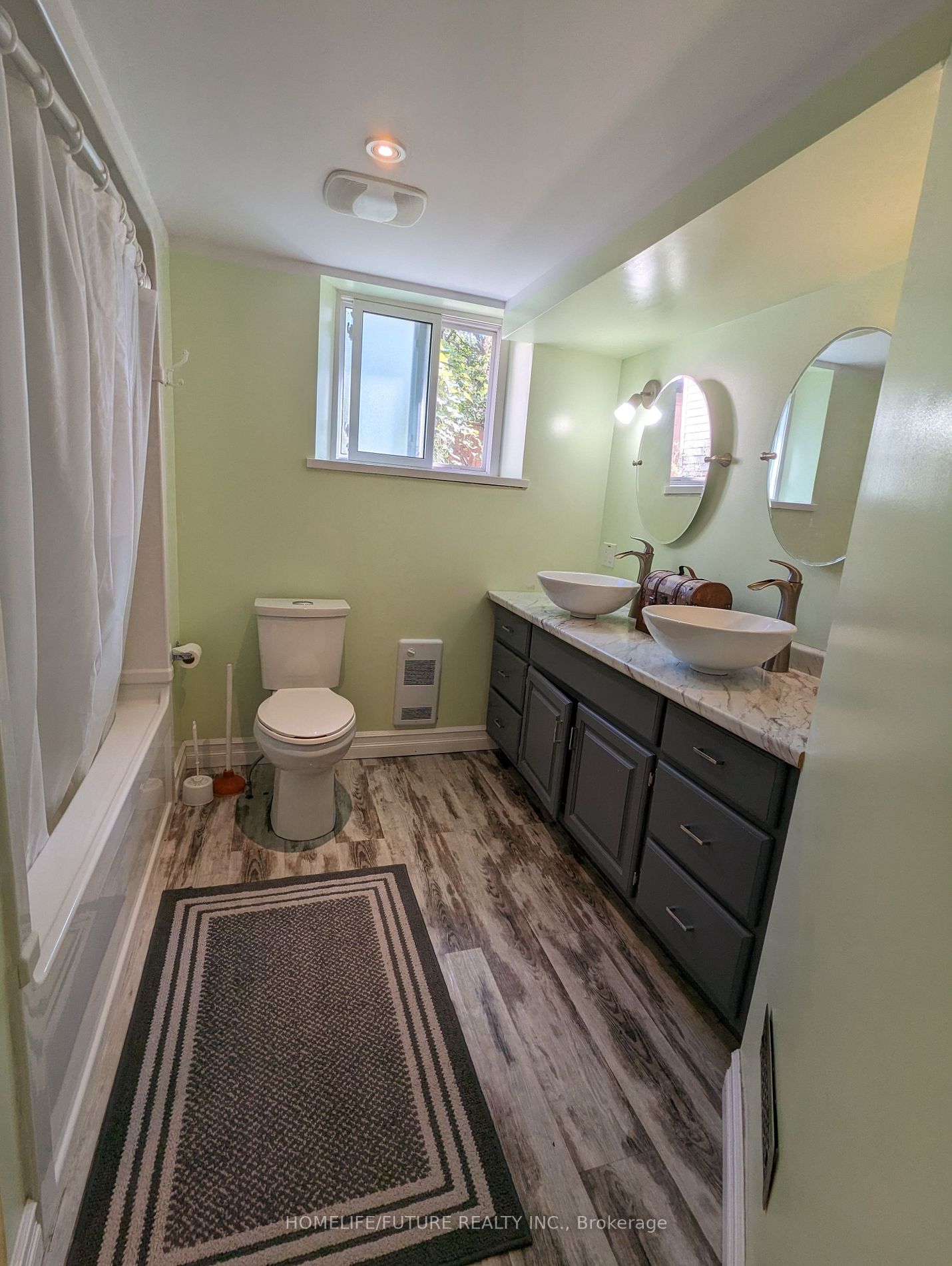 75 Bronte Cres