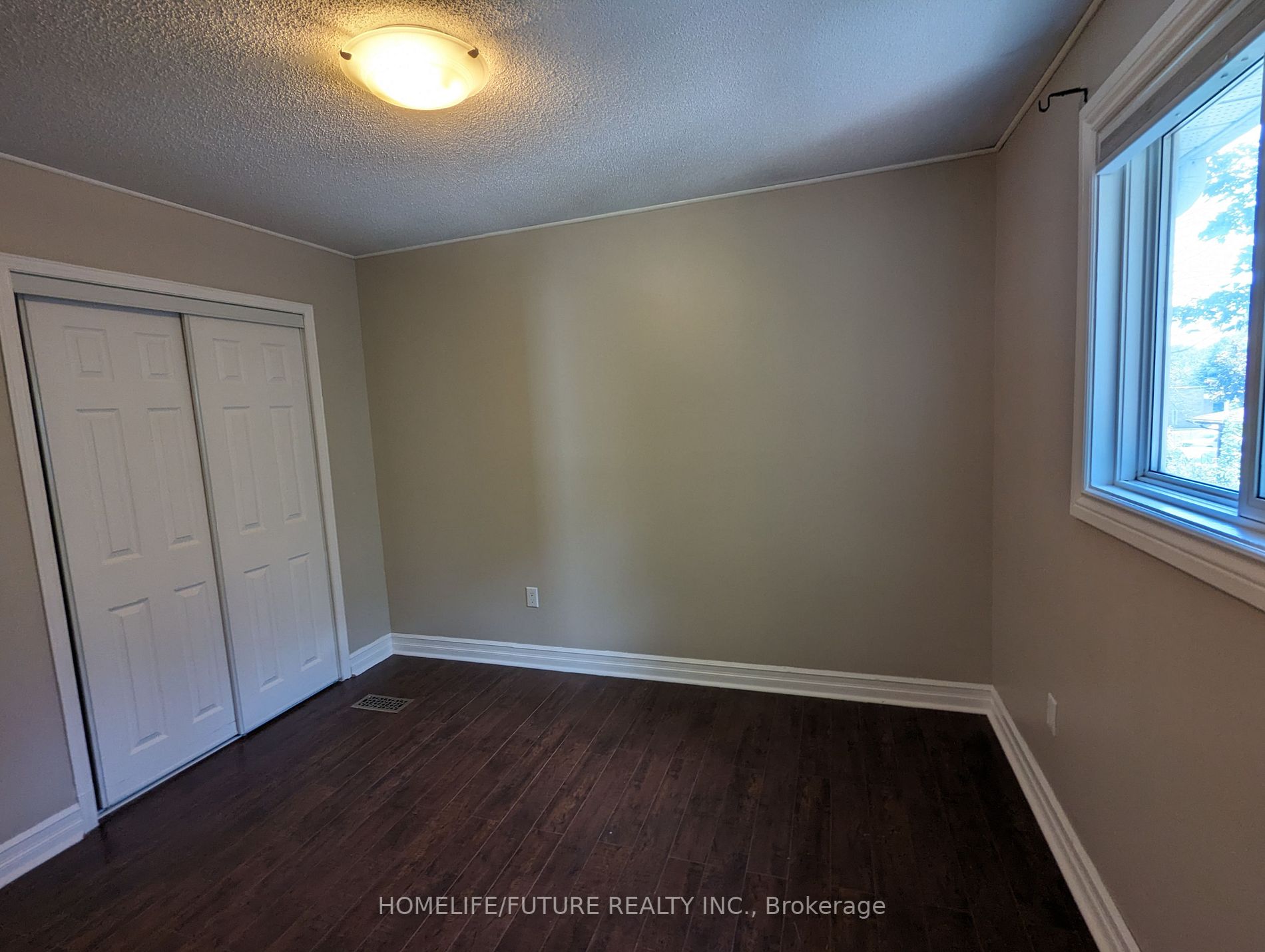 75 Bronte Cres