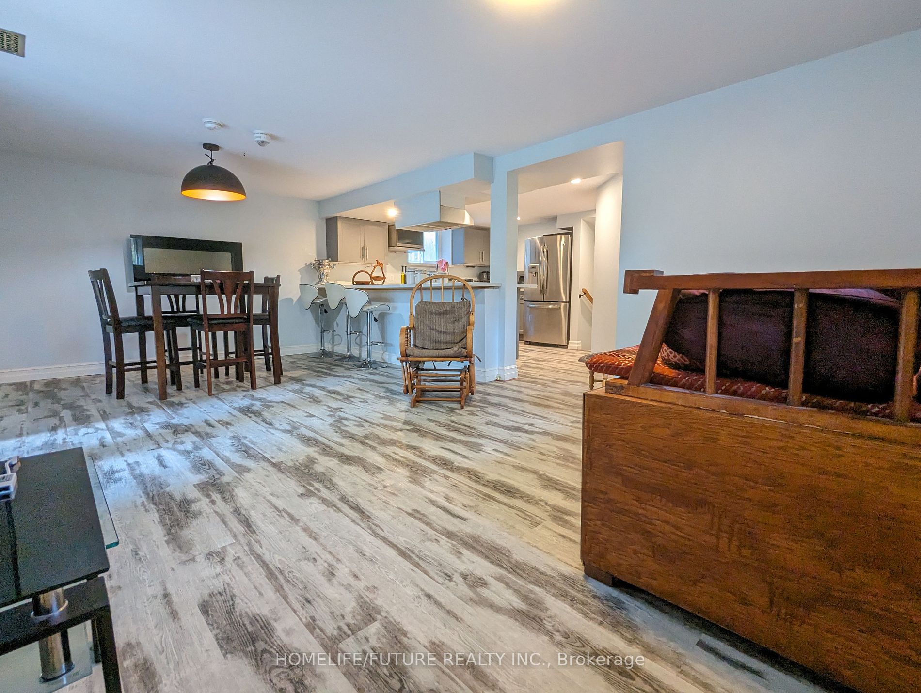 75 Bronte Cres