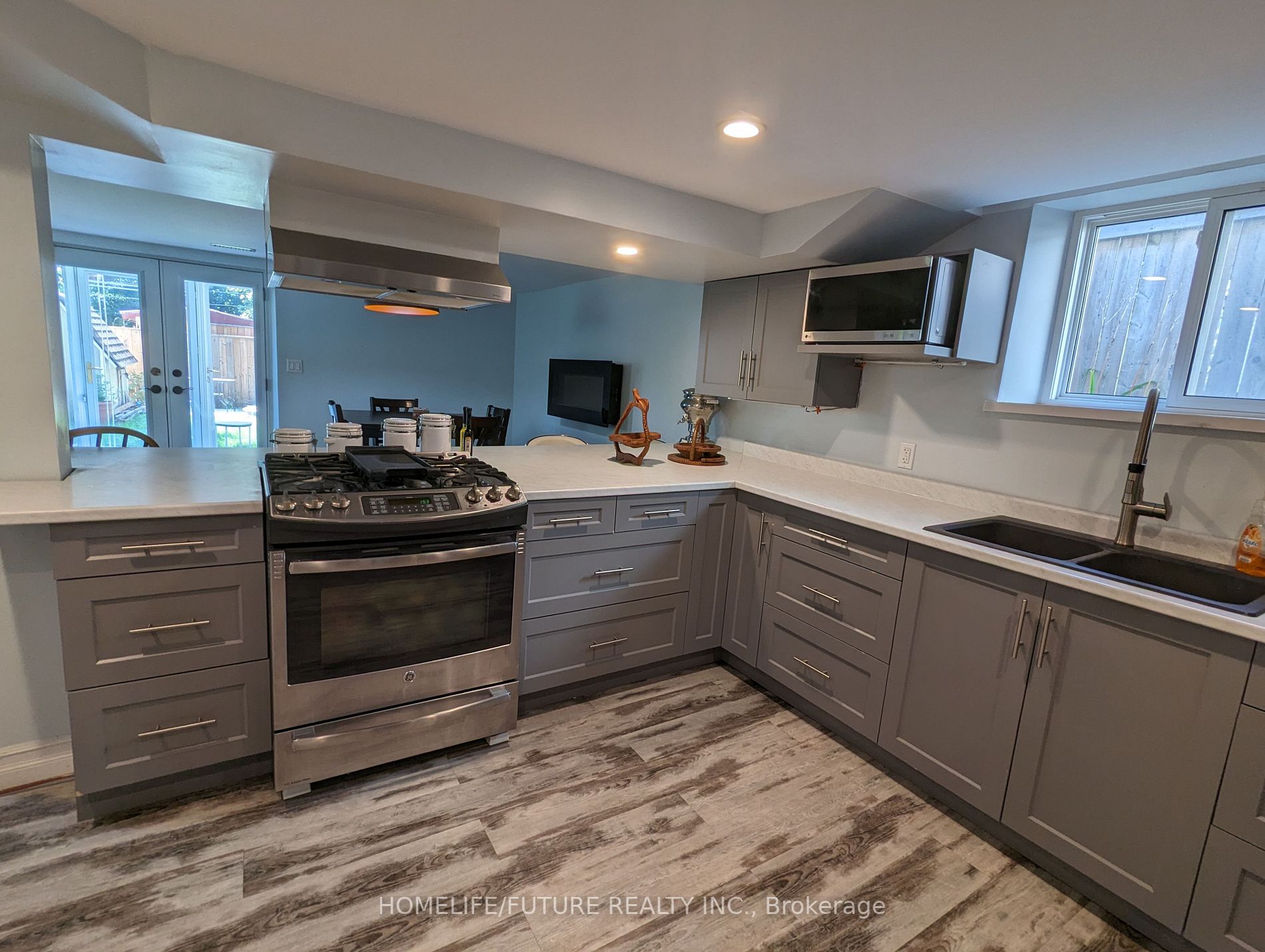 75 Bronte Cres