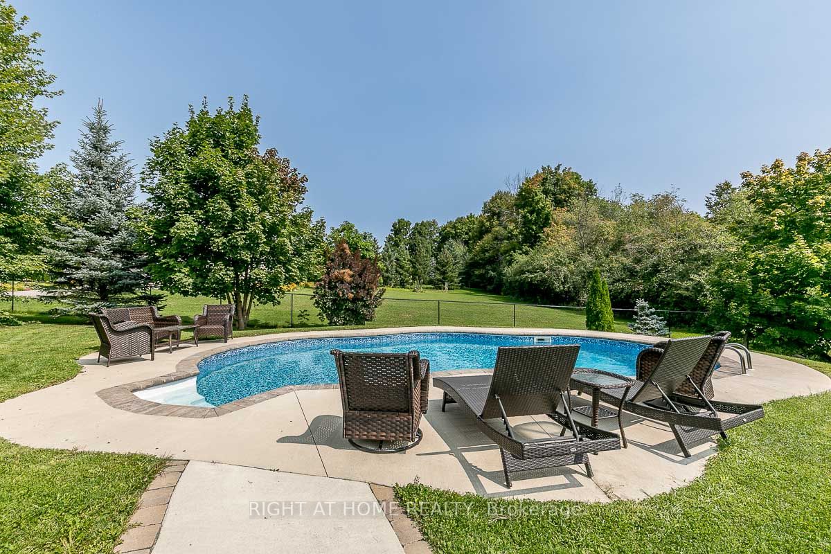 25 Red Oak Crescent