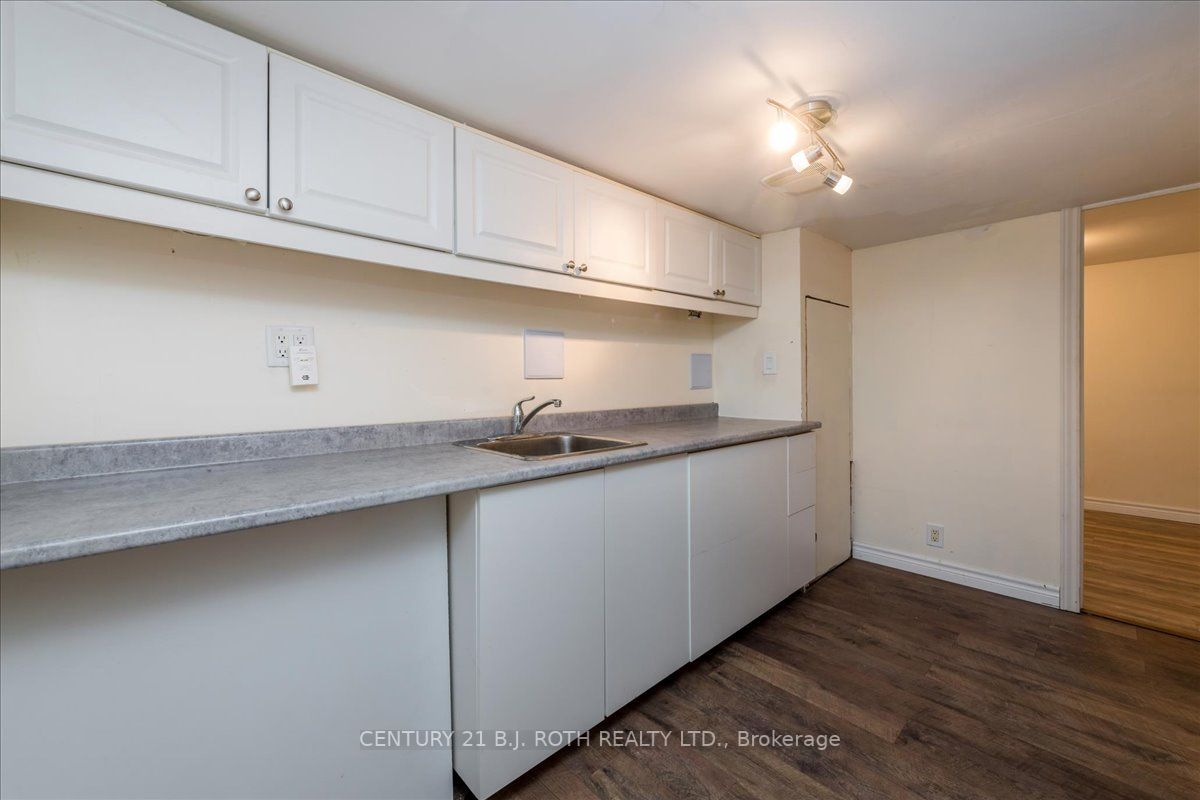 628 Mississaga St W
