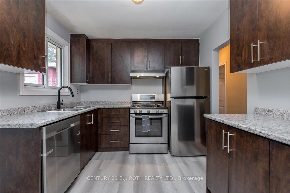 628 Mississaga St W