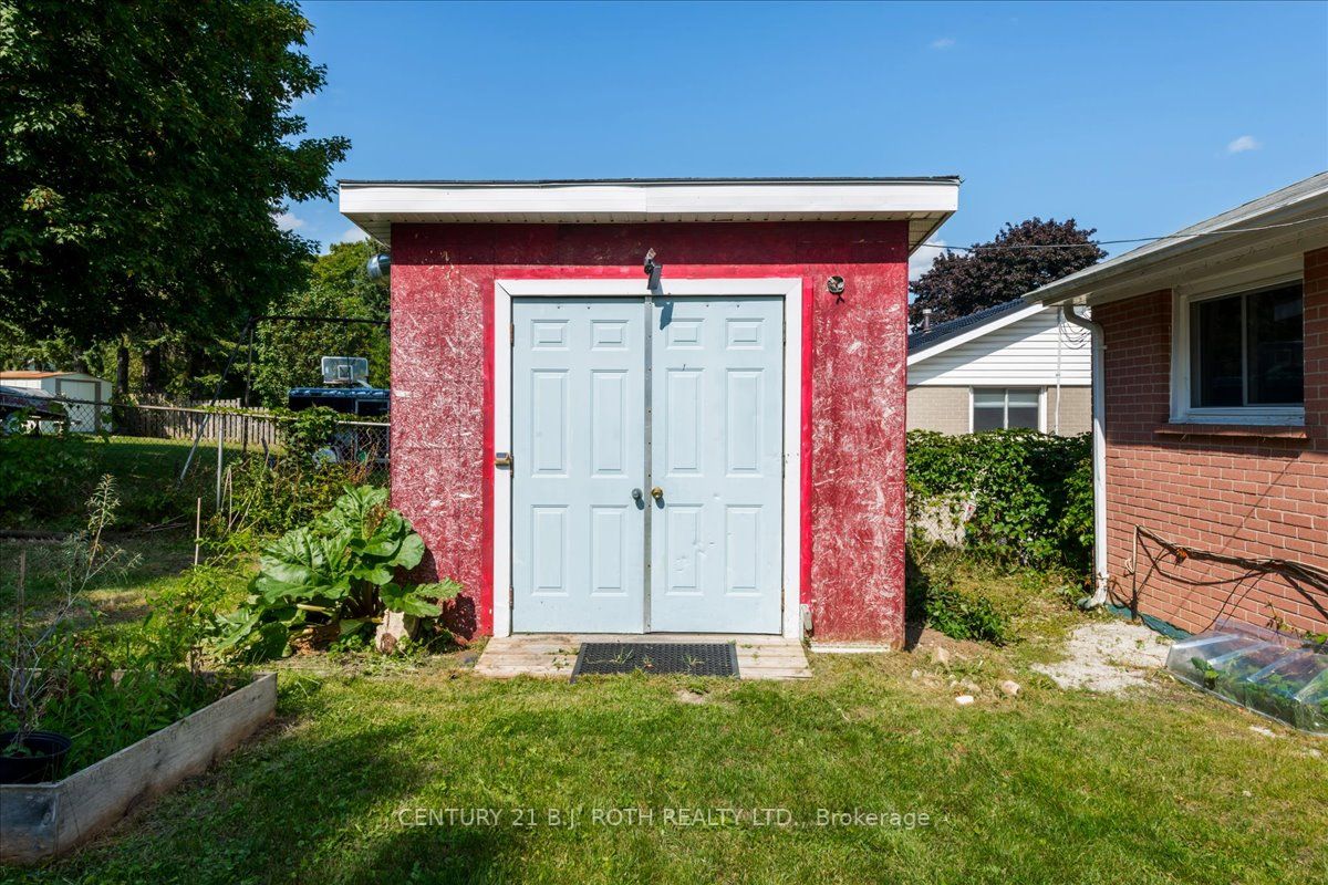 628 Mississaga St W