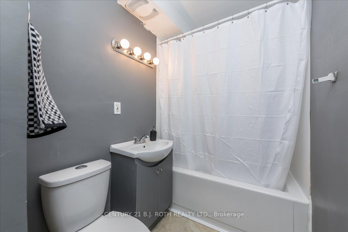 628 Mississaga St W