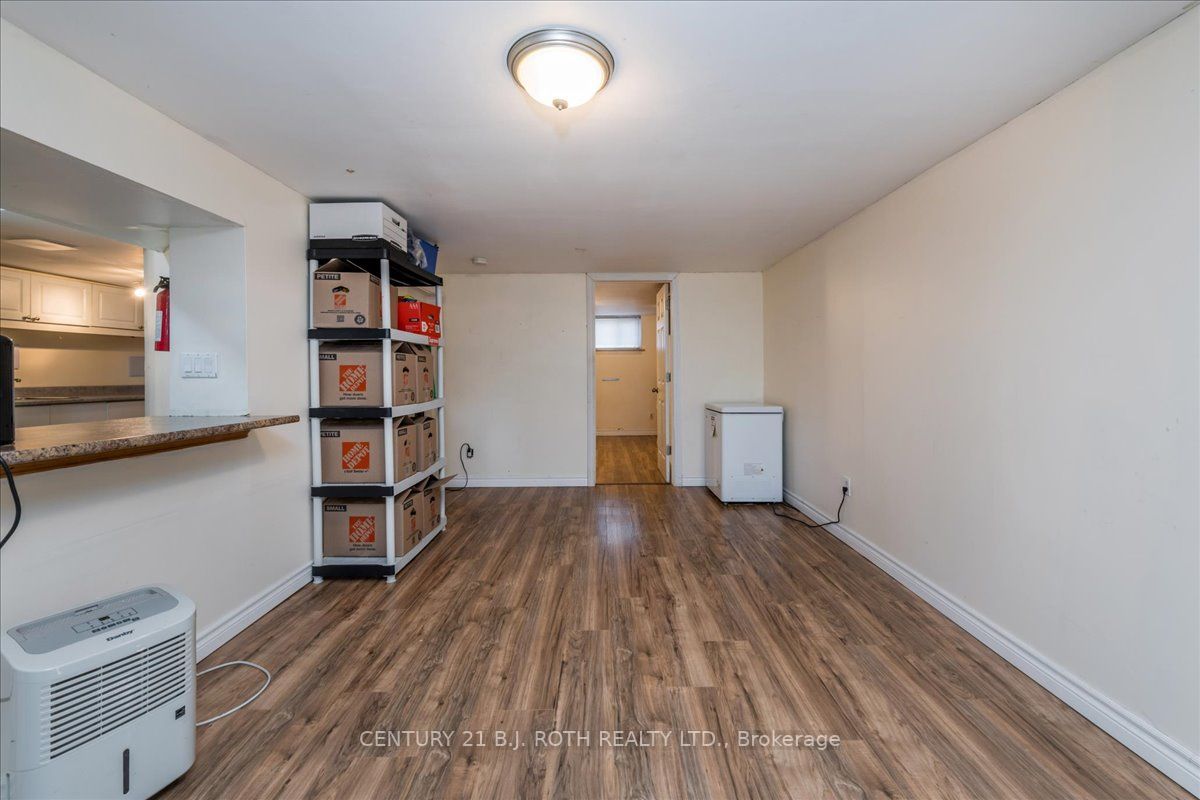 628 Mississaga St W