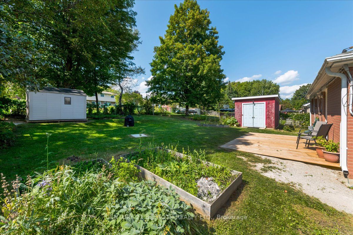 628 Mississaga St W