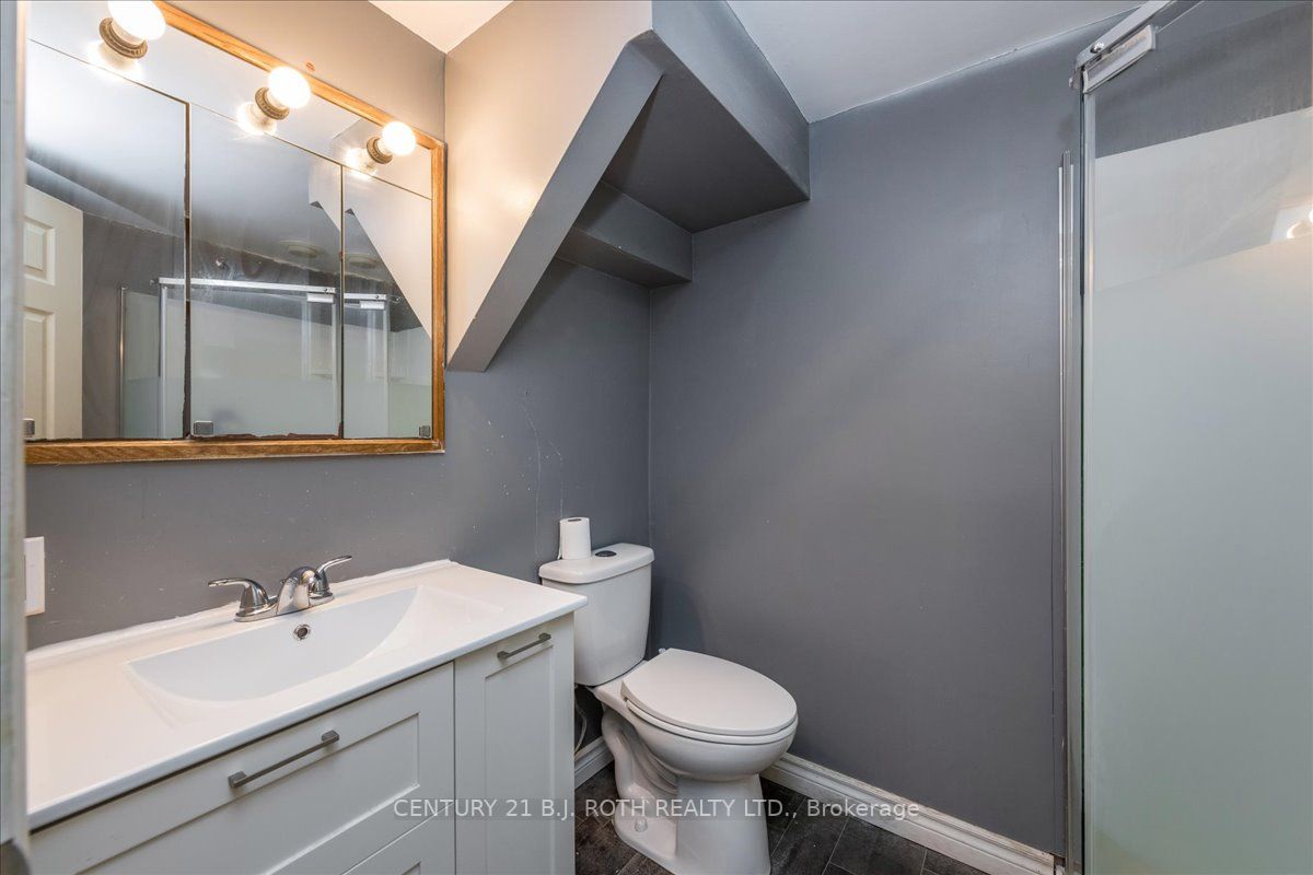 628 Mississaga St W