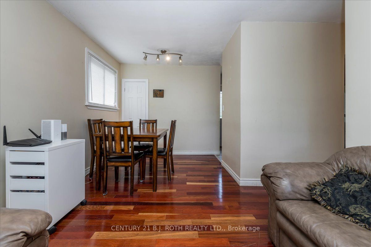 628 Mississaga St W