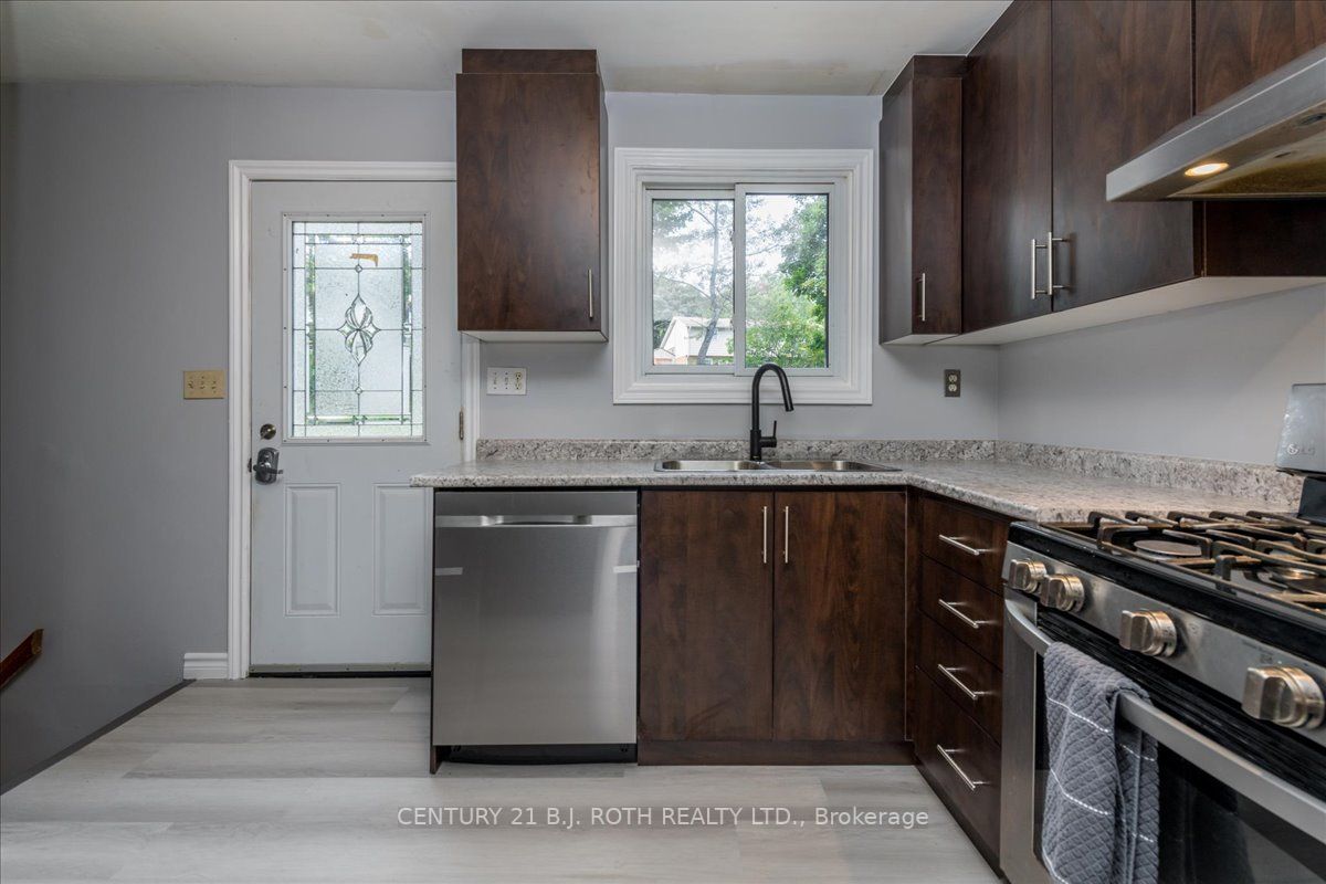 628 Mississaga St W