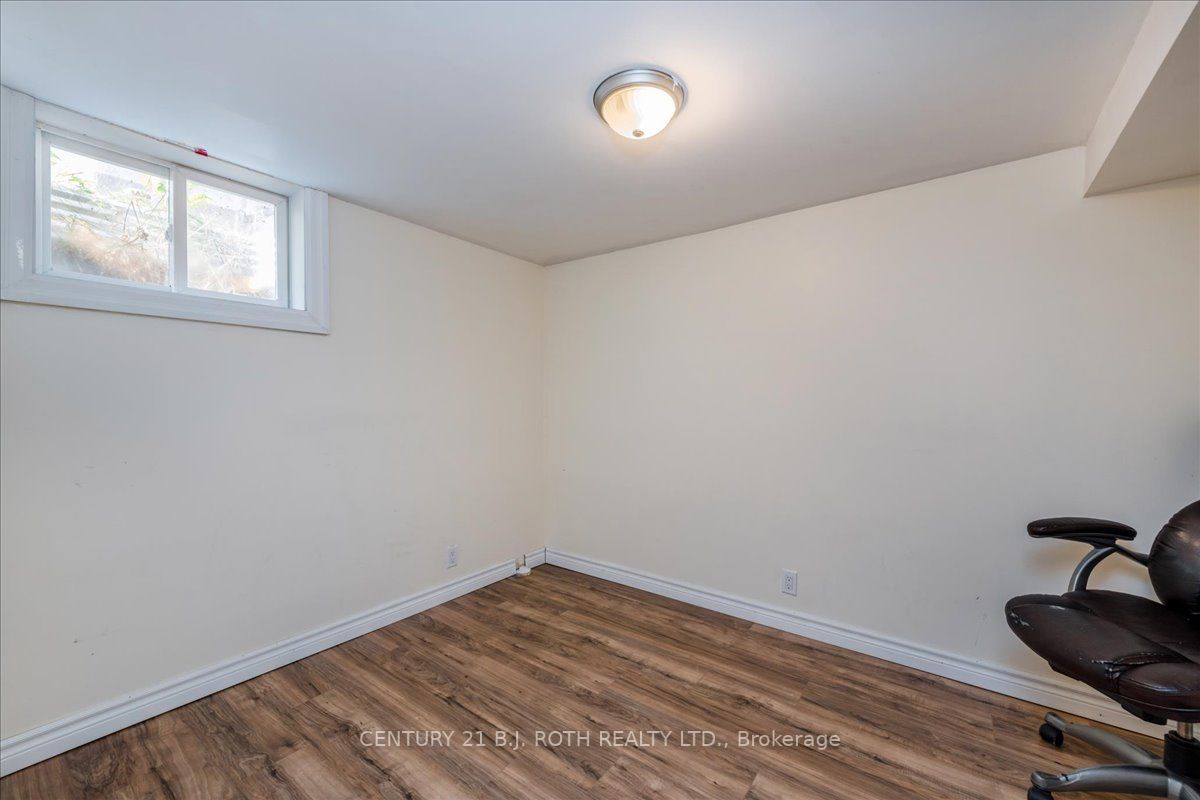 628 Mississaga St W