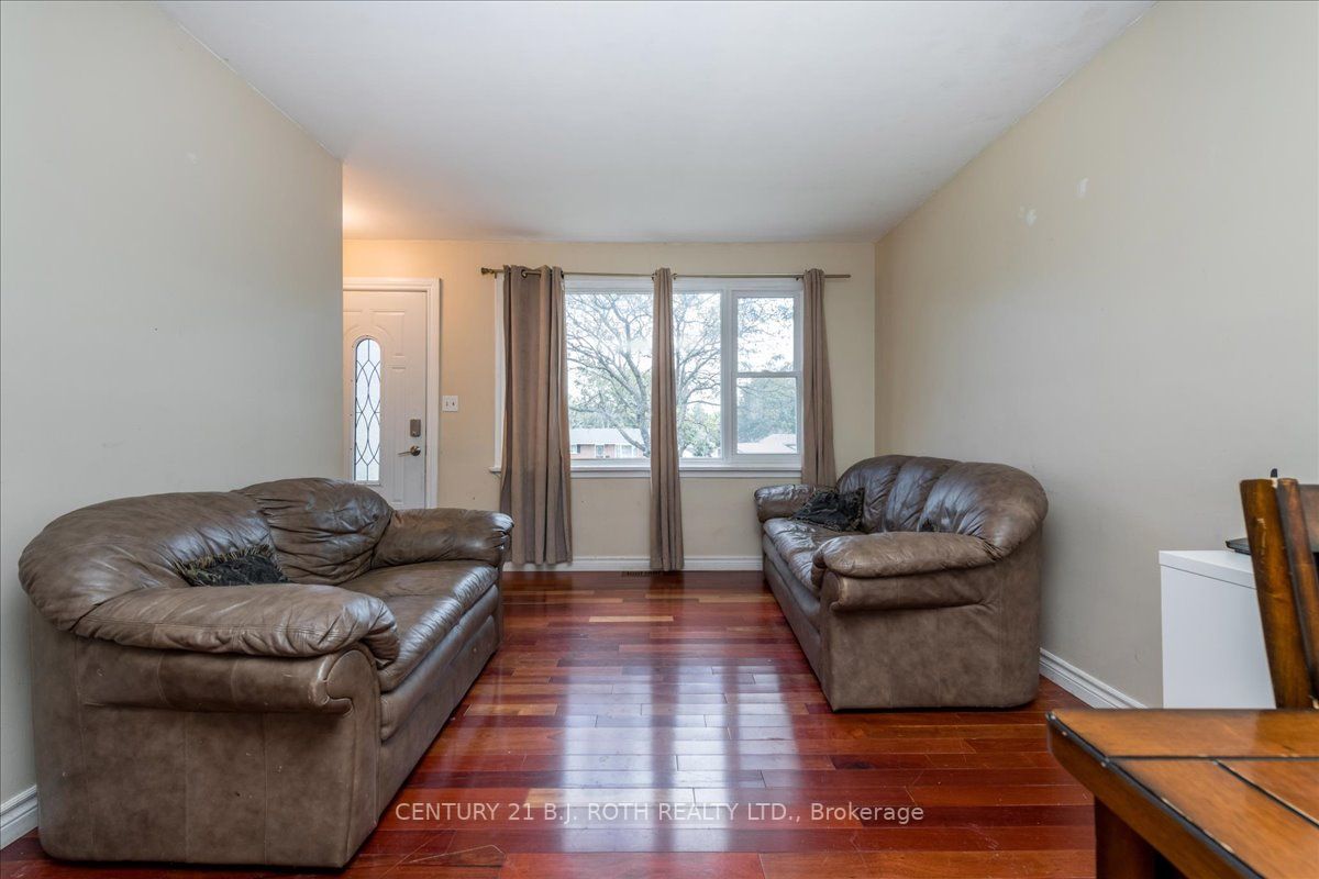 628 Mississaga St W
