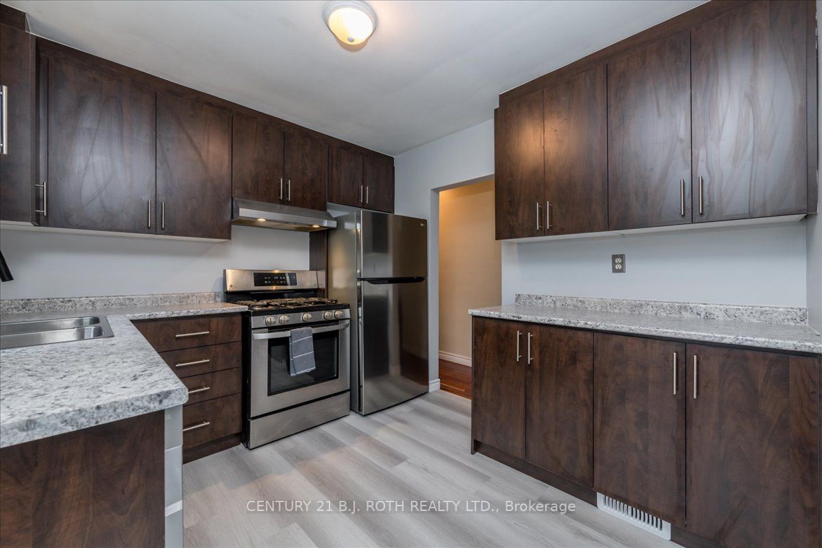 628 Mississaga St W