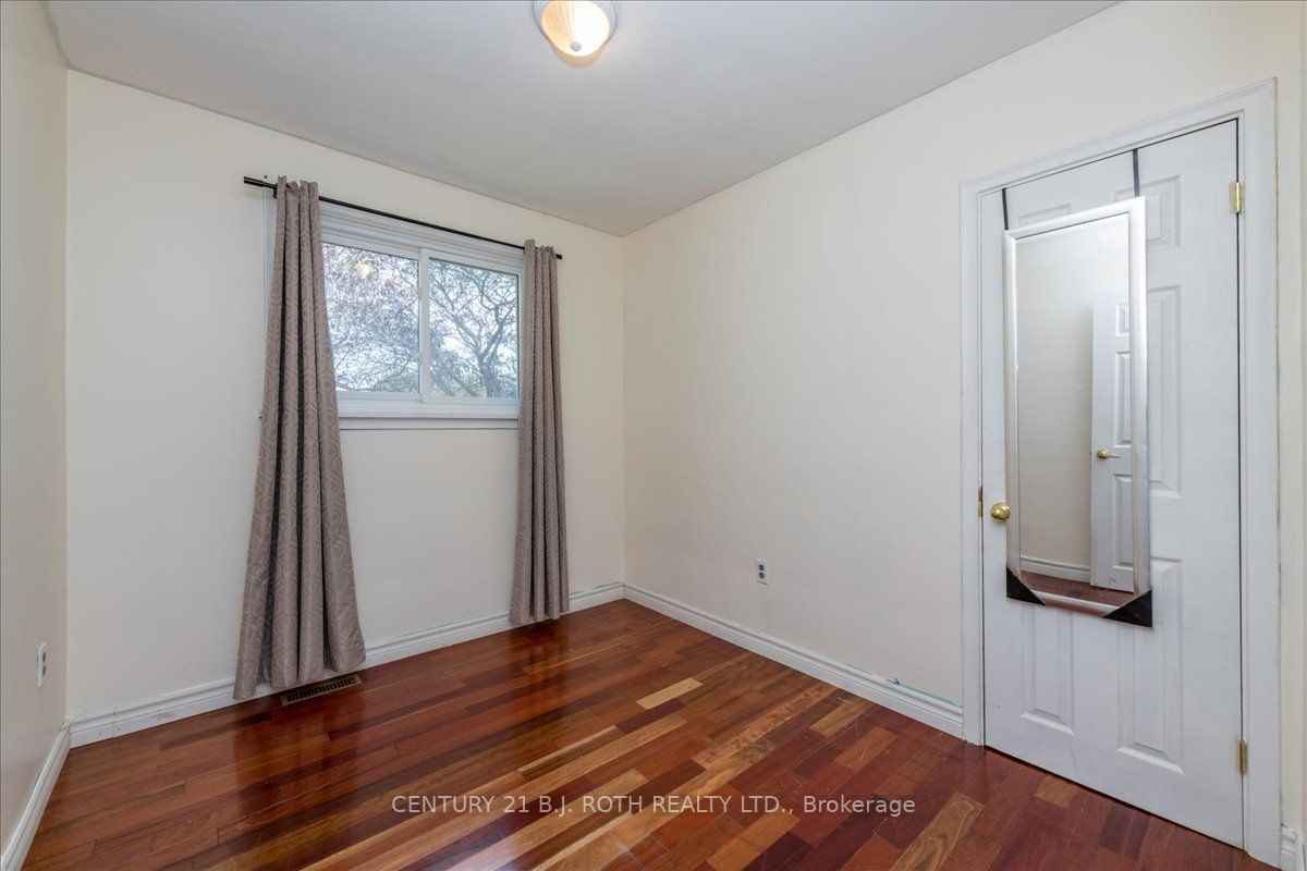 628 Mississaga St W