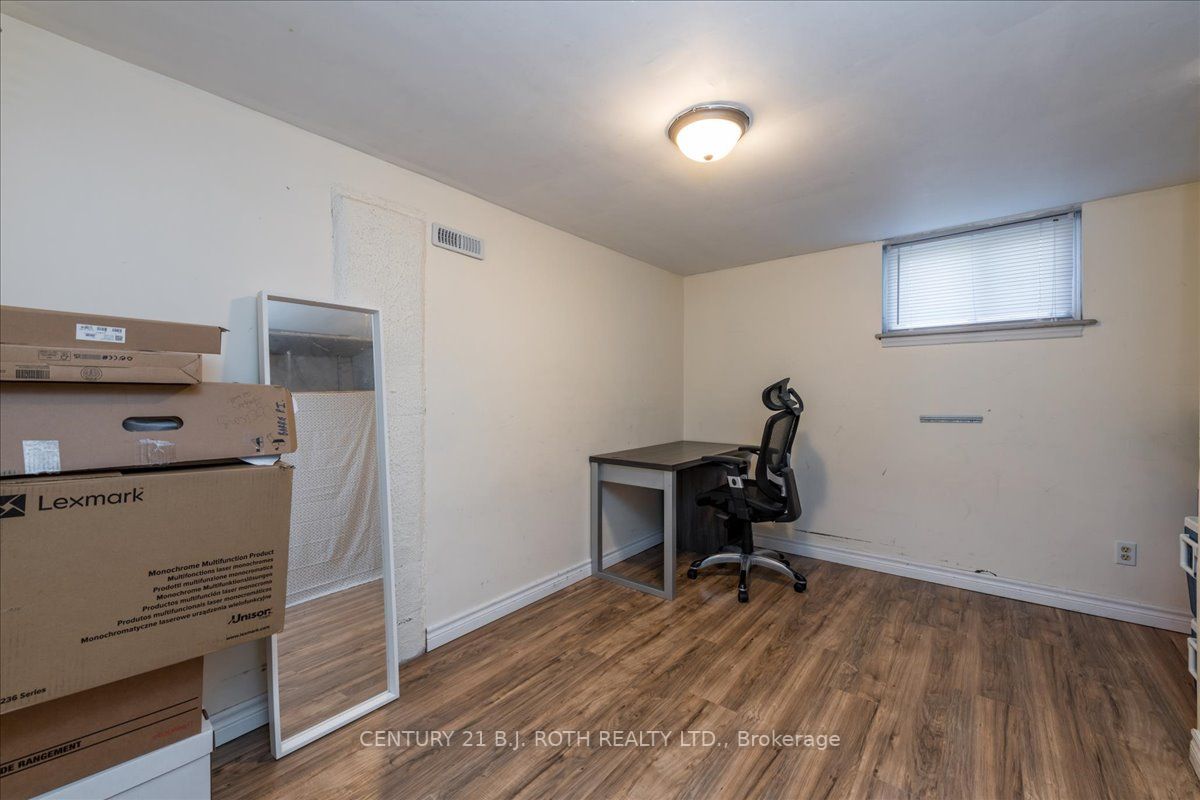 628 Mississaga St W