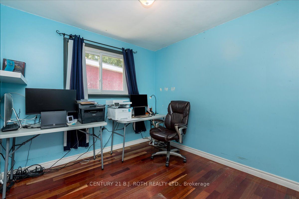 628 Mississaga St W