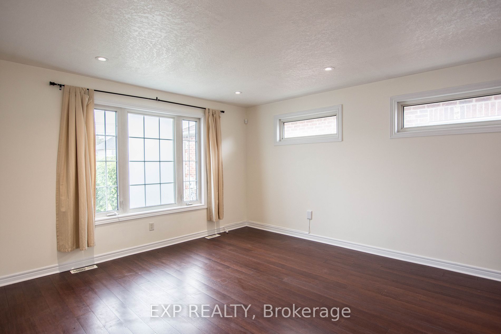 369 Georgian Dr