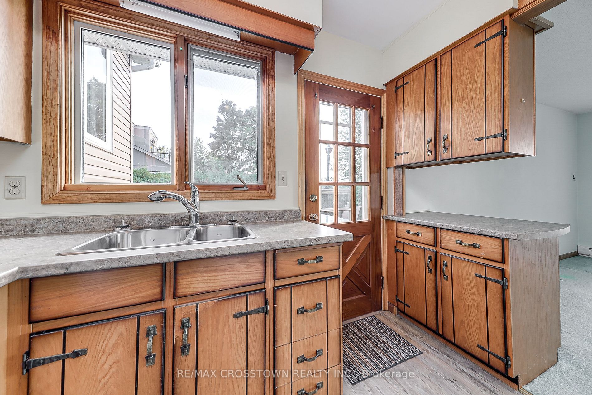 185 Lakeshore Rd W