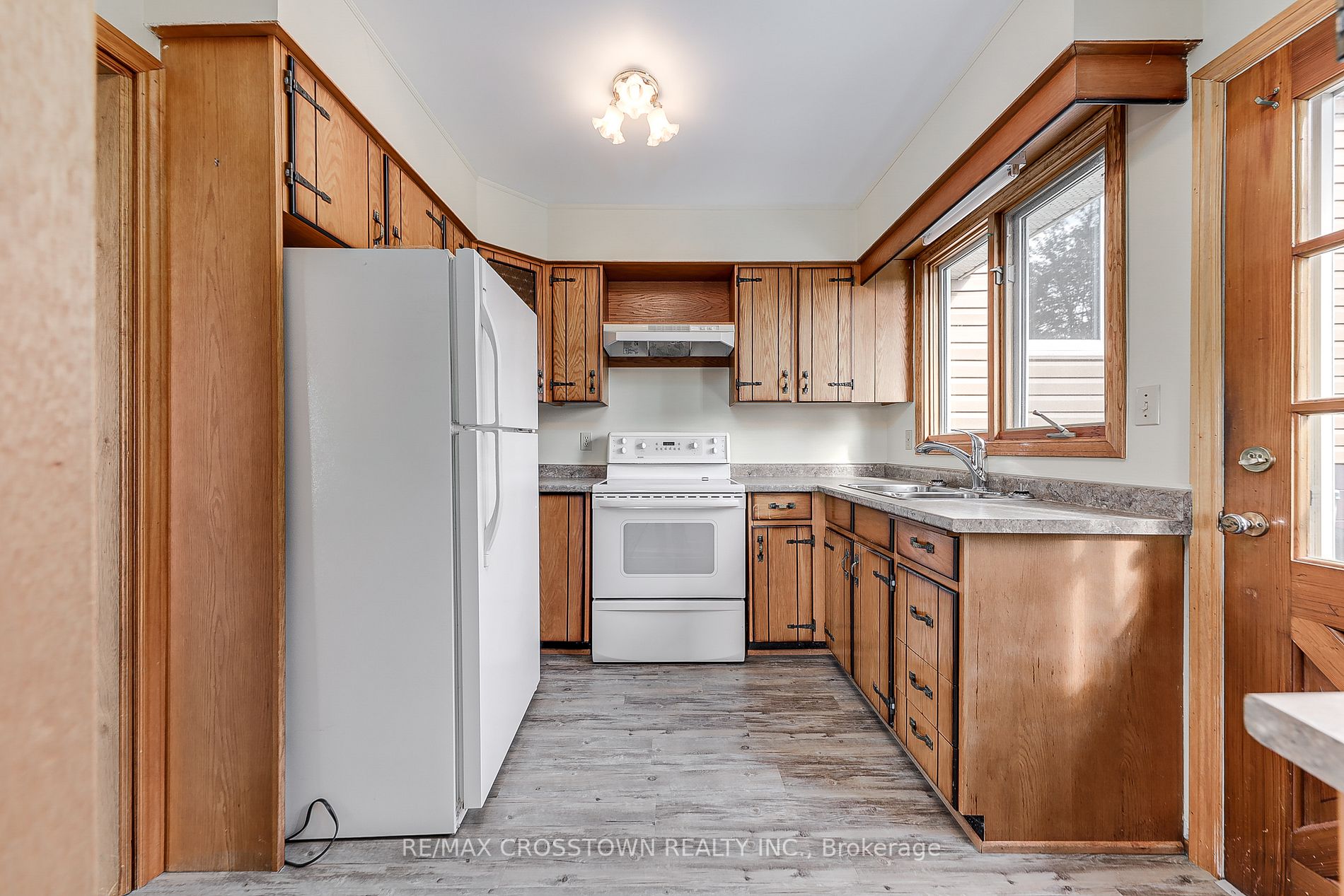 185 Lakeshore Rd W