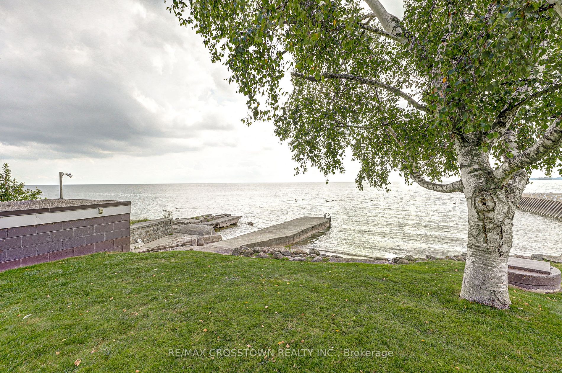 185 Lakeshore Rd W
