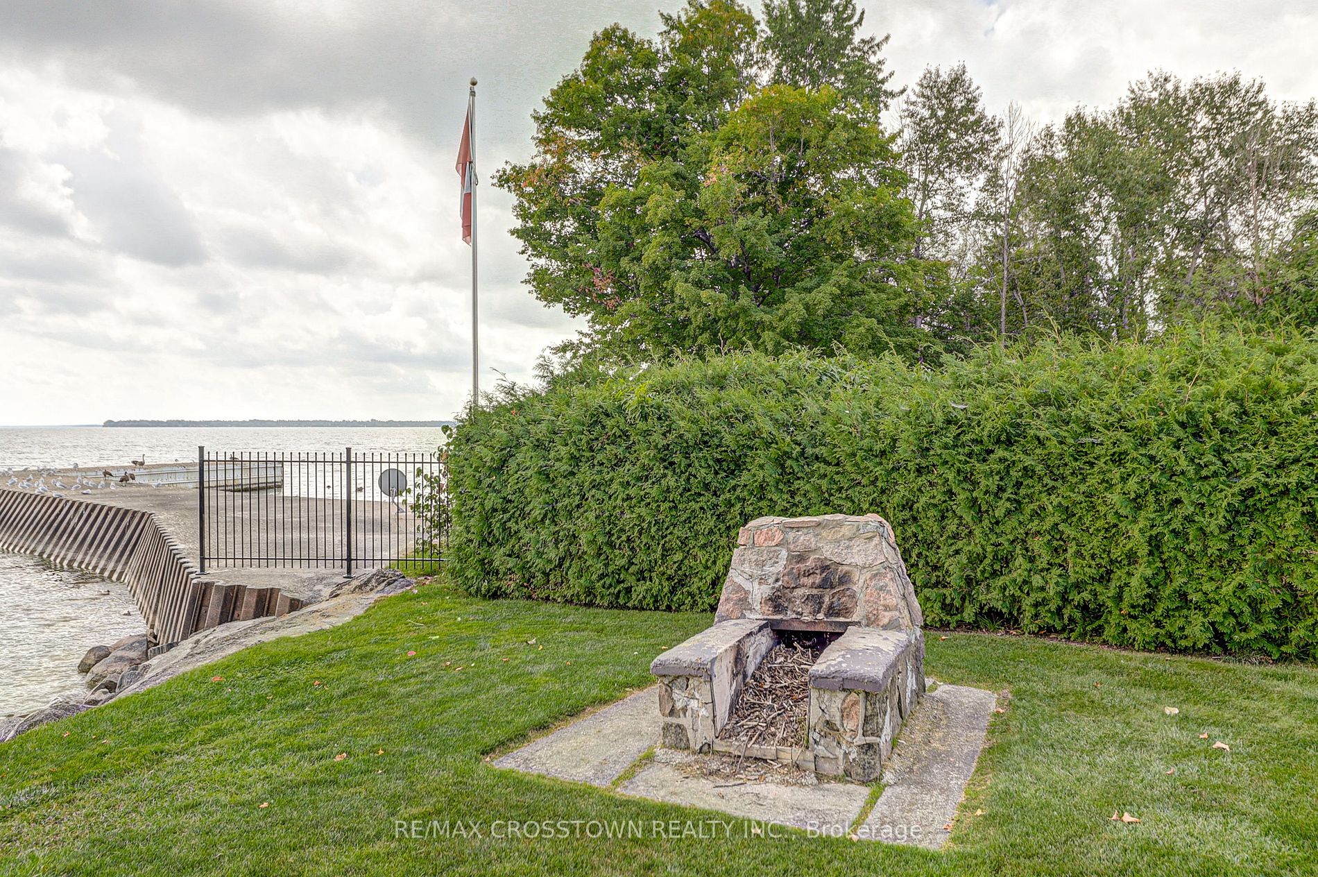 185 Lakeshore Rd W