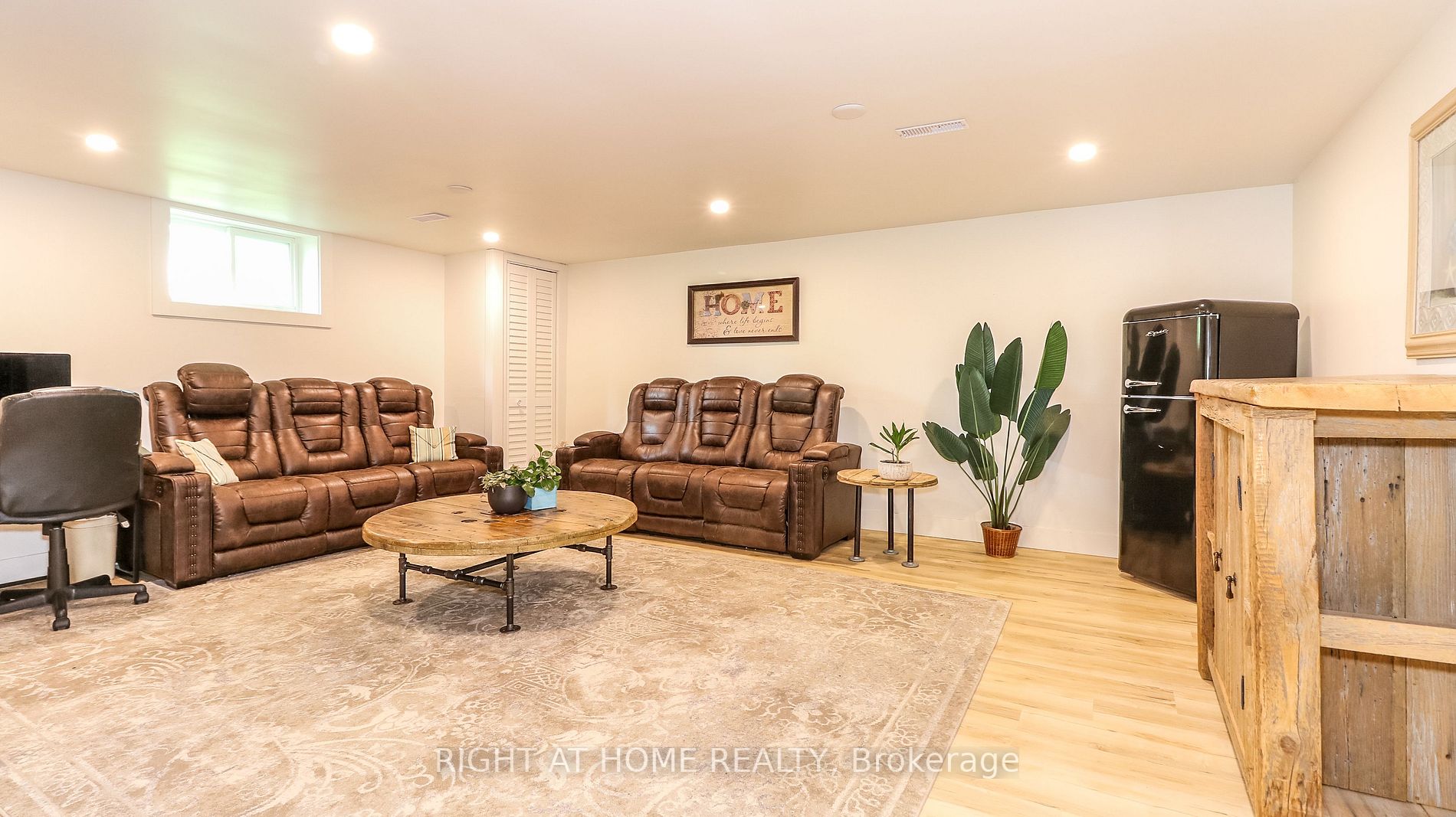 5 Agnes St