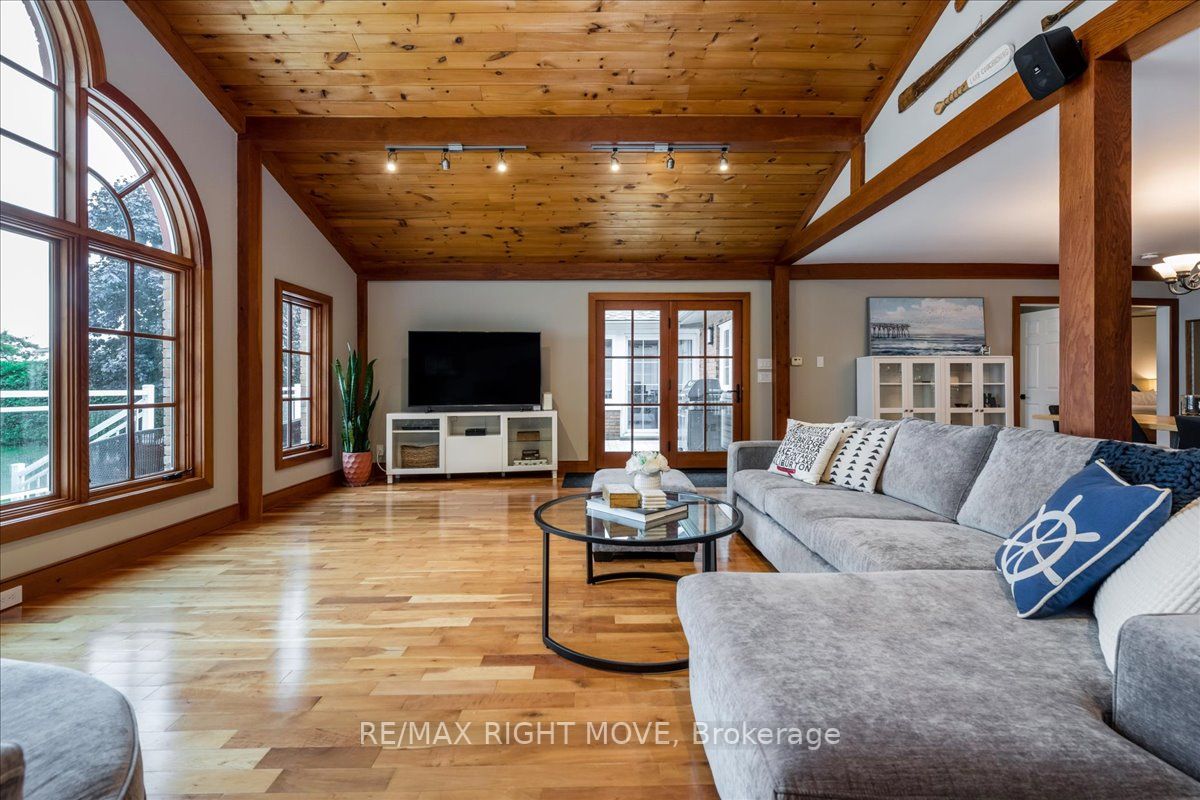 52 Maple Dr