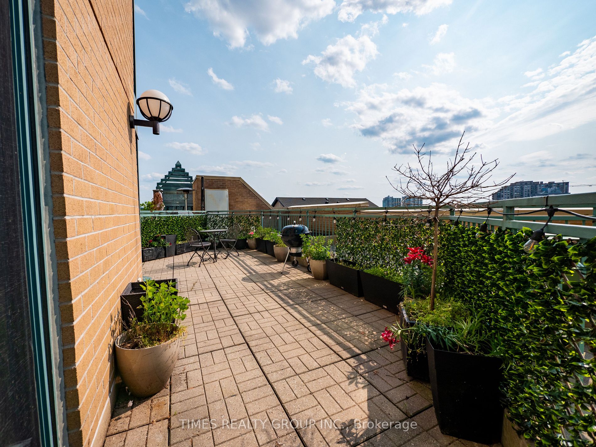 140 Dunlop St E, #303